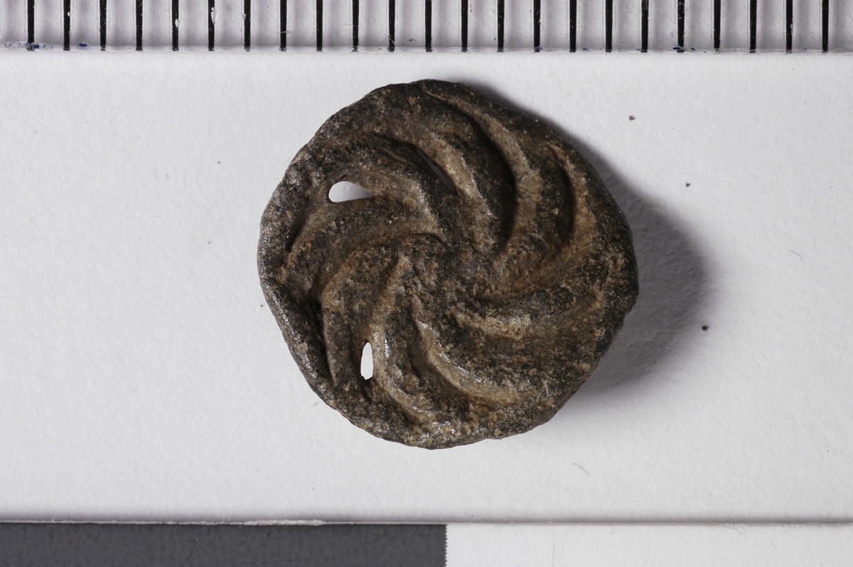 MALV: DIAM. 10 MM, RUNDT, PROFILERT HODE MED RESTER AV STIFTER. 