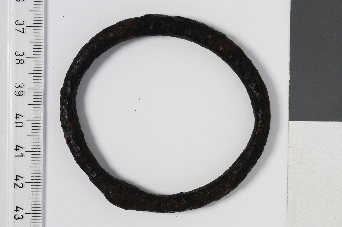 MALV: DIAM. 67, 5  T. 7 MM, RINGEN EN FORTYKKELSE TROLIG I SAMMENFØYNINGEN. 