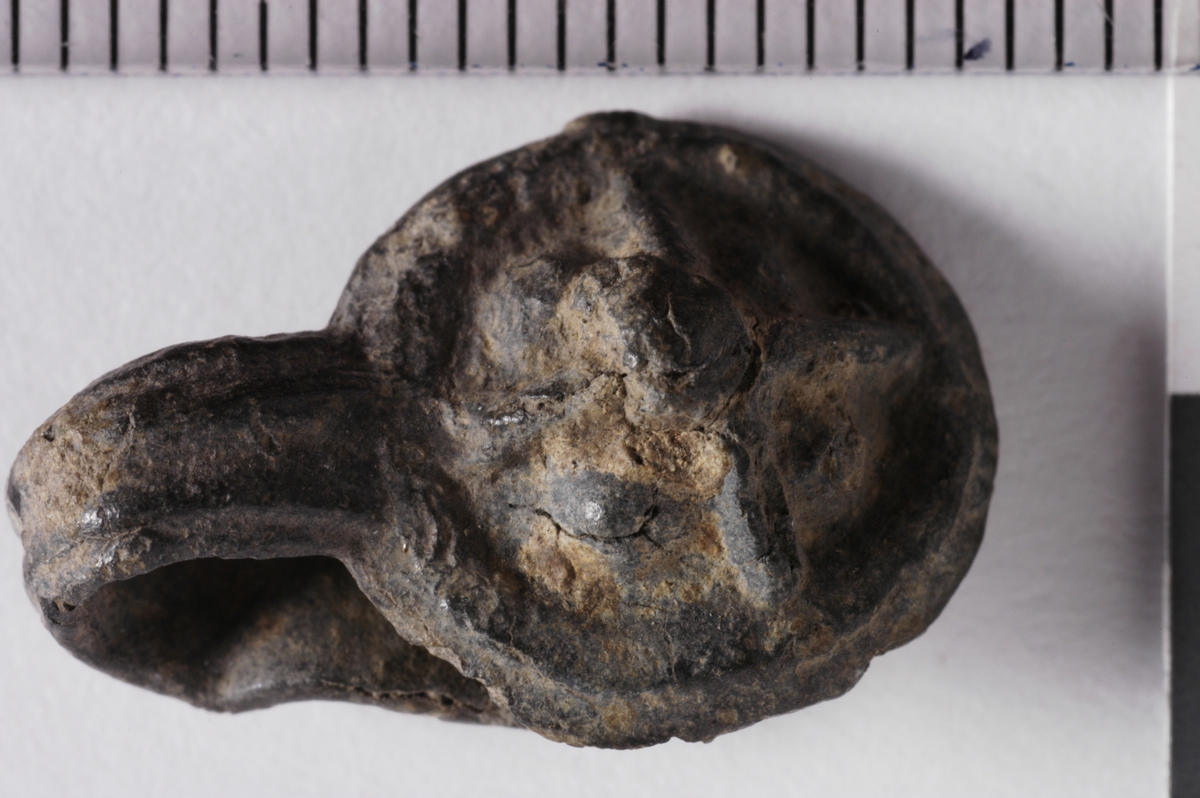 MALV: ST. M. 19, 5  DIAM. 13 MM, KNAPPLIGNENDE FORM MED HEMPE. 