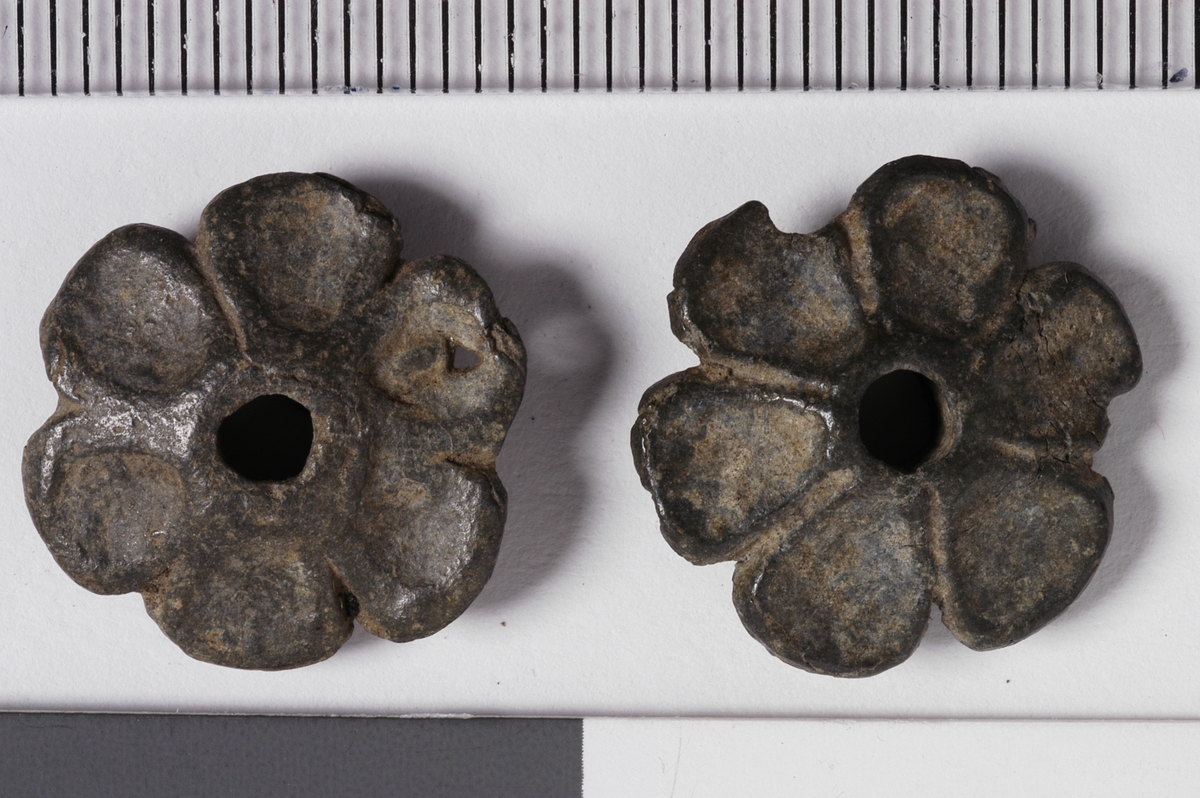 MALV: DIAM. 15 MM, BLADFORMET ROSETT MED HULL I MIDTEN. 