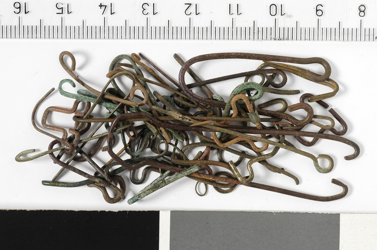 Trådarbeid av metalltråd, i form av hekter til hemper, spenner både halvfabrikat og ferdige samt emner til fiskekroker.