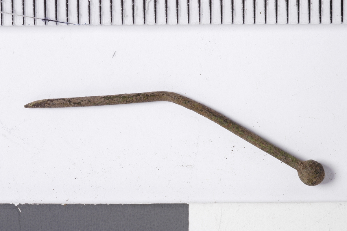 MÅL: L. 2, 8 CM, RUNDT HODE, BØYD.