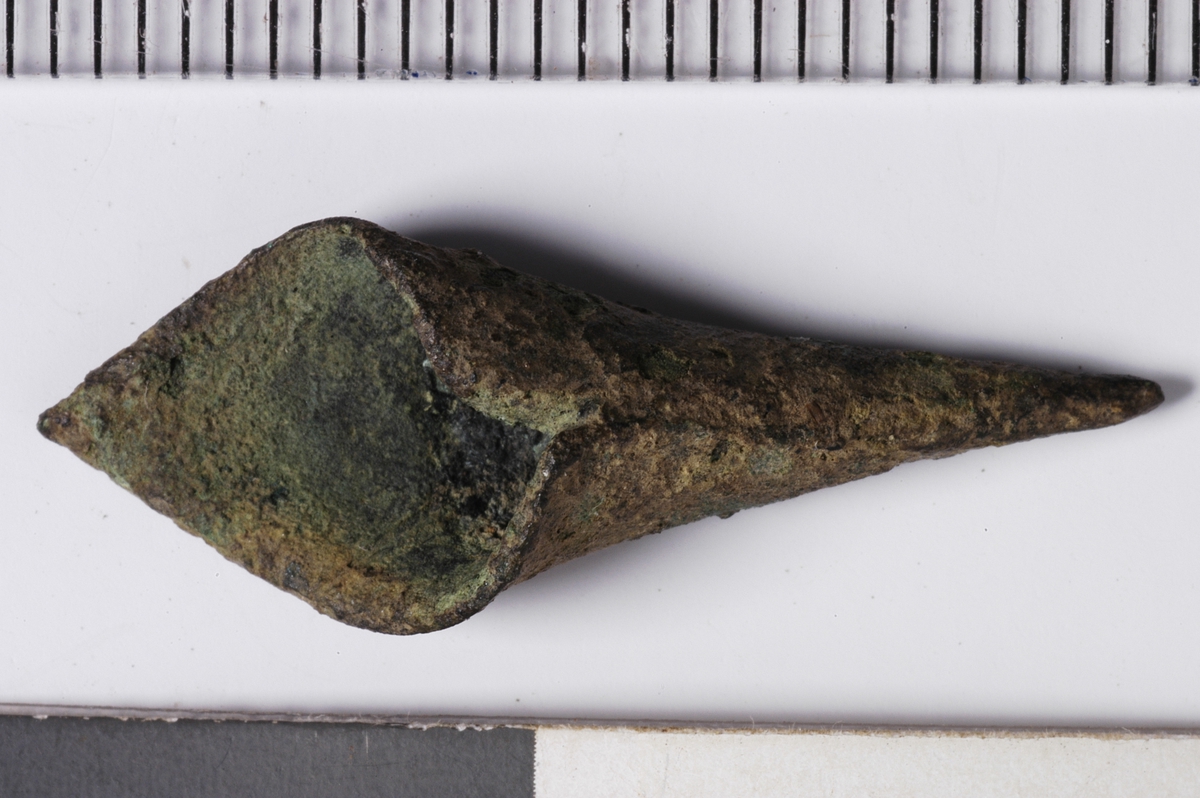 MÅL: L. 2, 6 CM, SAMMENRULLET, KREMMERHUSFORMET KOPPERPLATE.