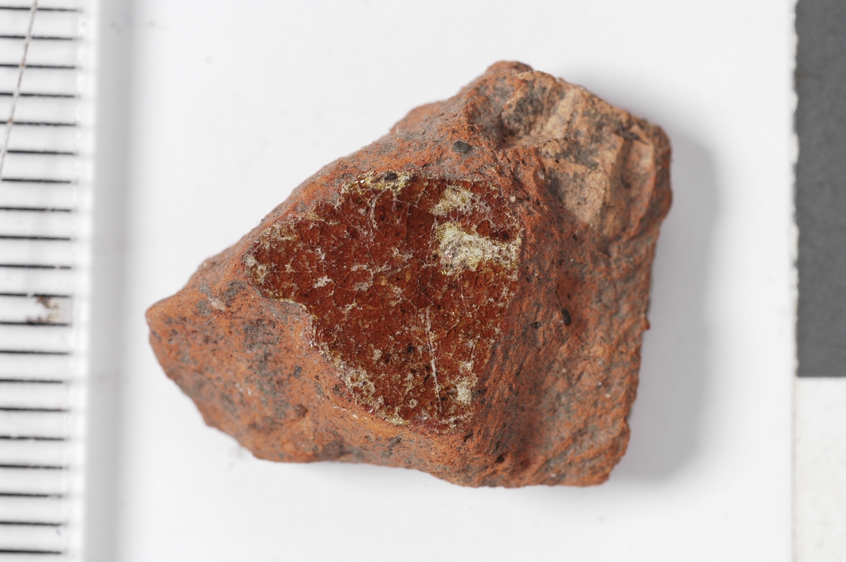 A: BEIN TIL KOKEPOTTE, UGLASERT, AVSKALLET PÅ ENE SIDEN.  B: INNSIDE RØDBRUN SALTGLASUR, UTSIDE UGL., CA. 0, 7 CM T.  C: INNSIDE RØDBRUN SALTGLASUR, UTSIDE UGL., CA. 0, 7 CM T.