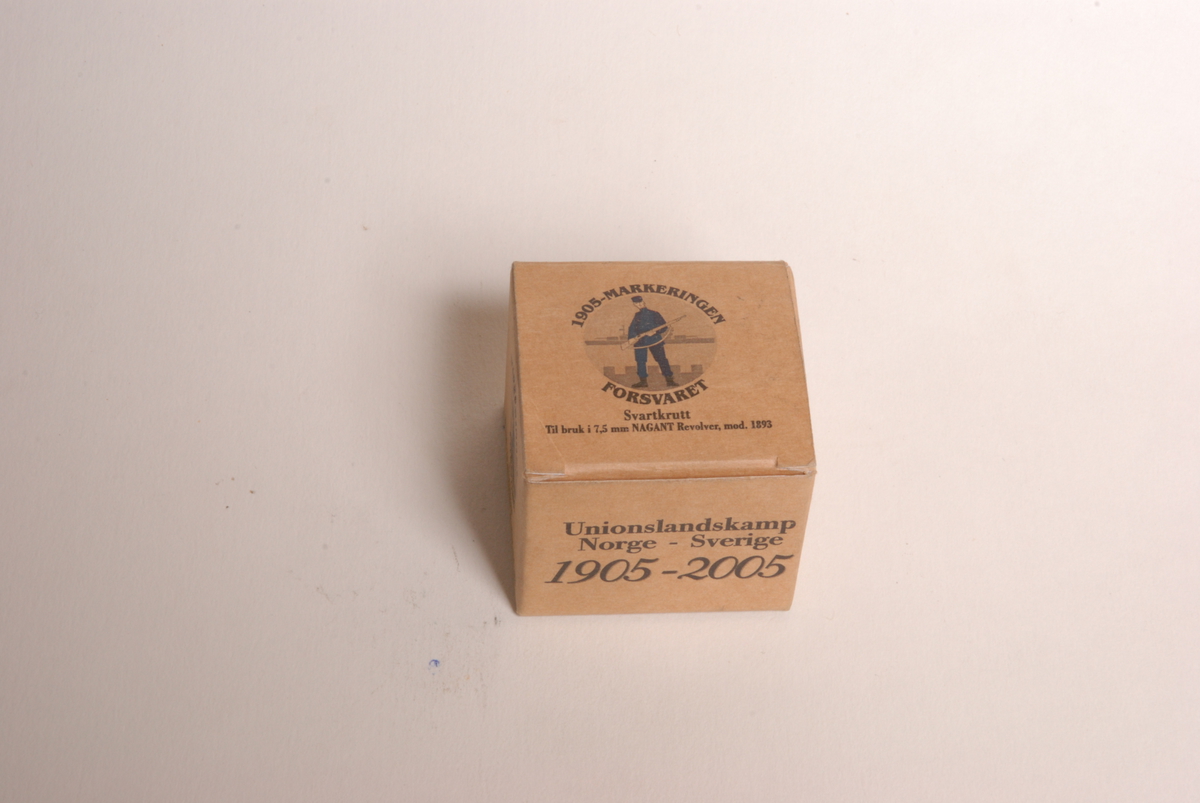 25 patroner i spesial designet eske. Patronene ladet i hylse merket 1905-2005 med ren blykule.