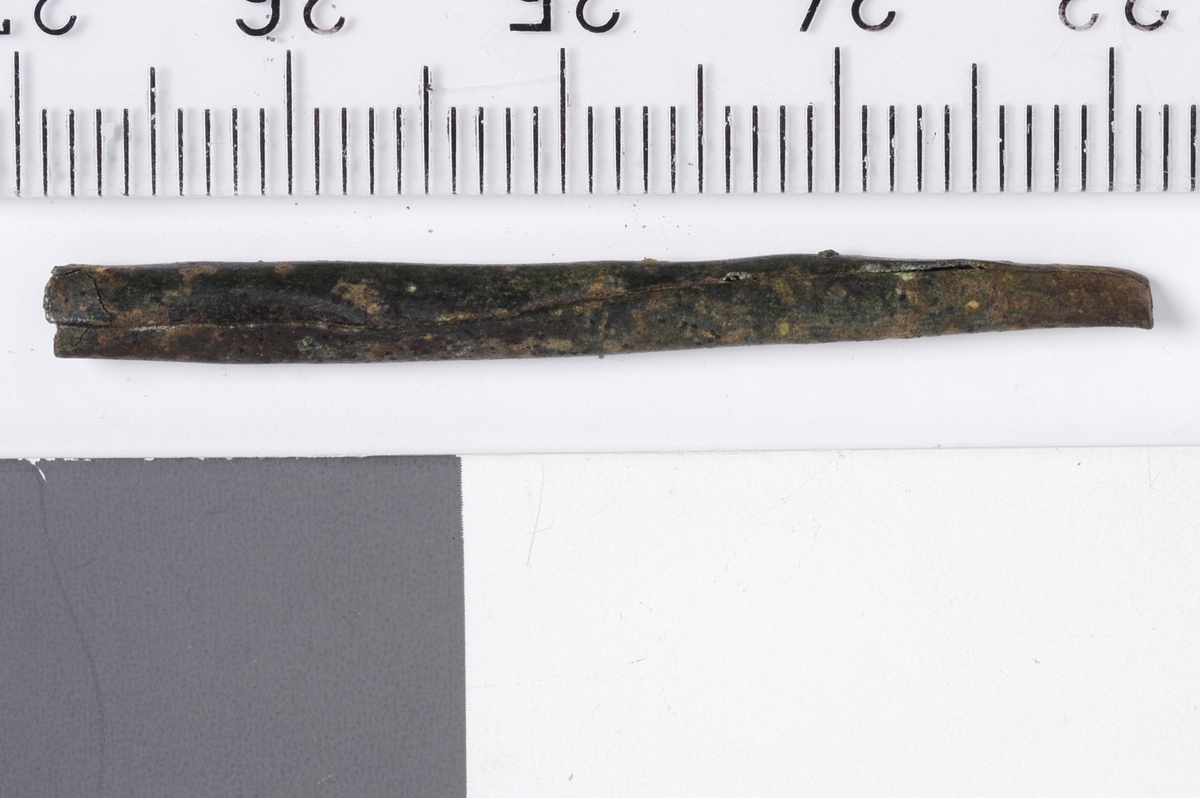 MÅL: L. 4, 0 CM, NAGLE BEVART I DEN TYKKESTE ENDEN.