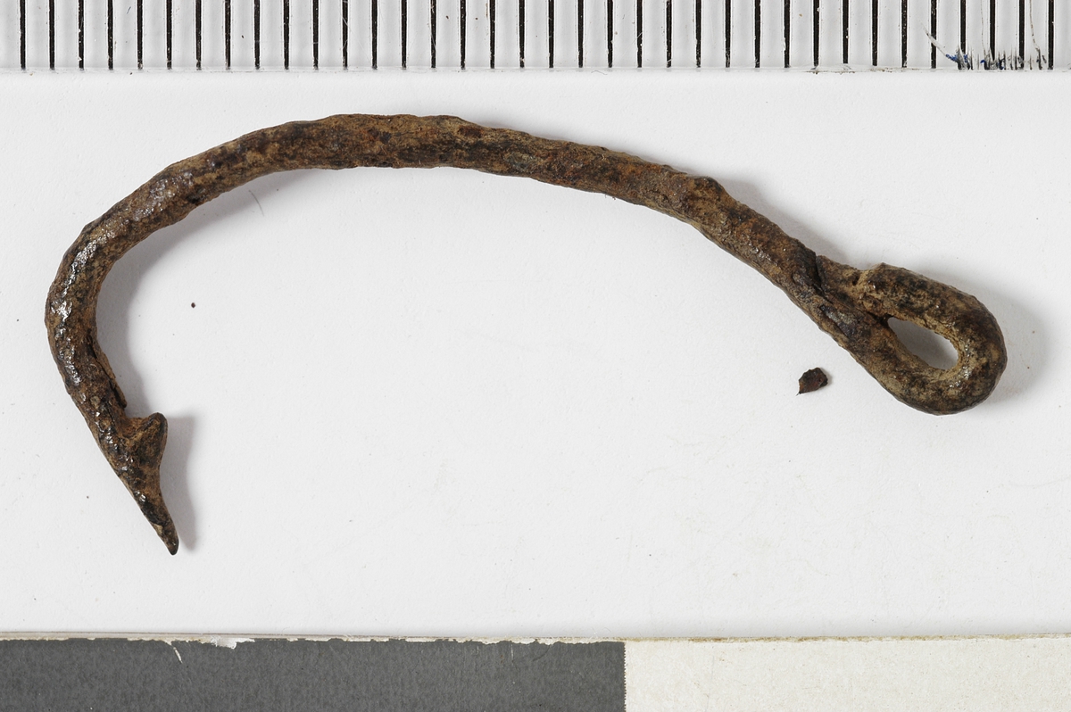 MÅL: L. 3, 3 CM FRA ØYE TIL UNDERK. BØY, LAGET AV JERNTRÅD SOM ER OMBØYD TIL ET ØYE. ENDEN ER TILSPISSET OG HAR MOTHAKE.