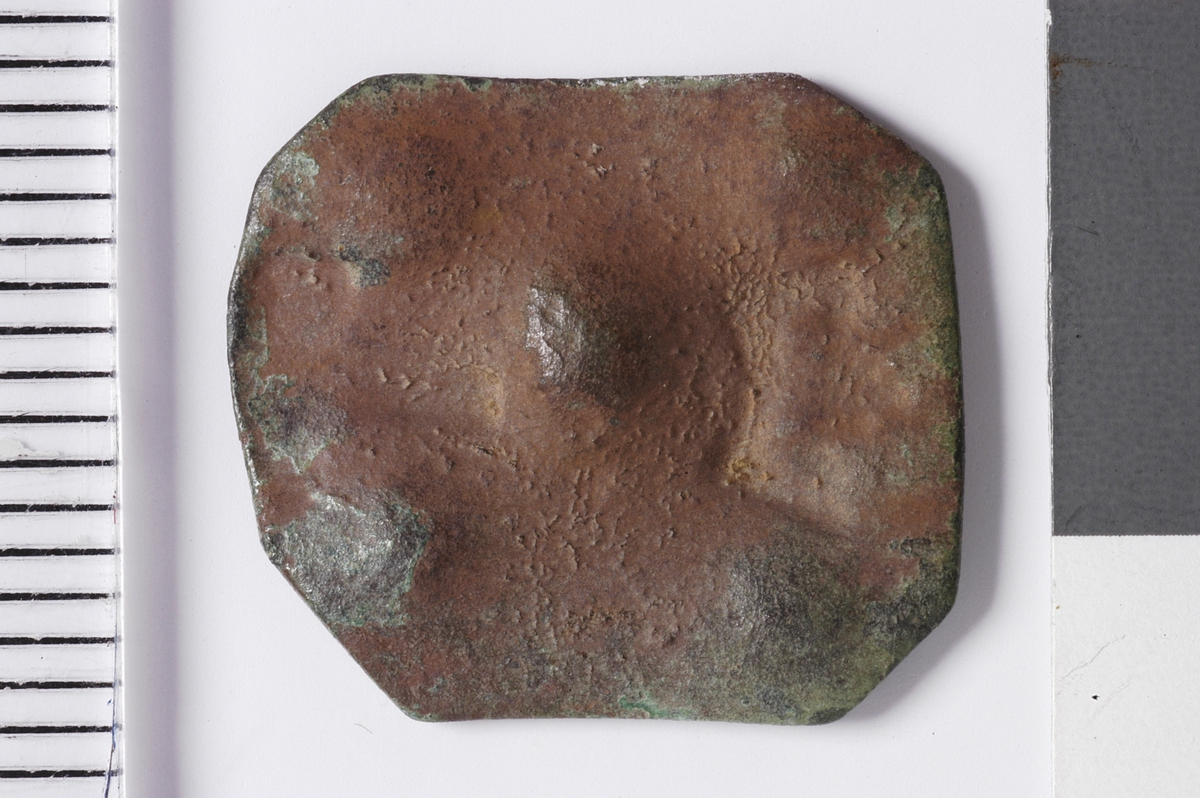 Stempel av en hammer og en krone ,
Fem punslede punkt fordelt på et i hvert hjørne samt et i midten av platen.