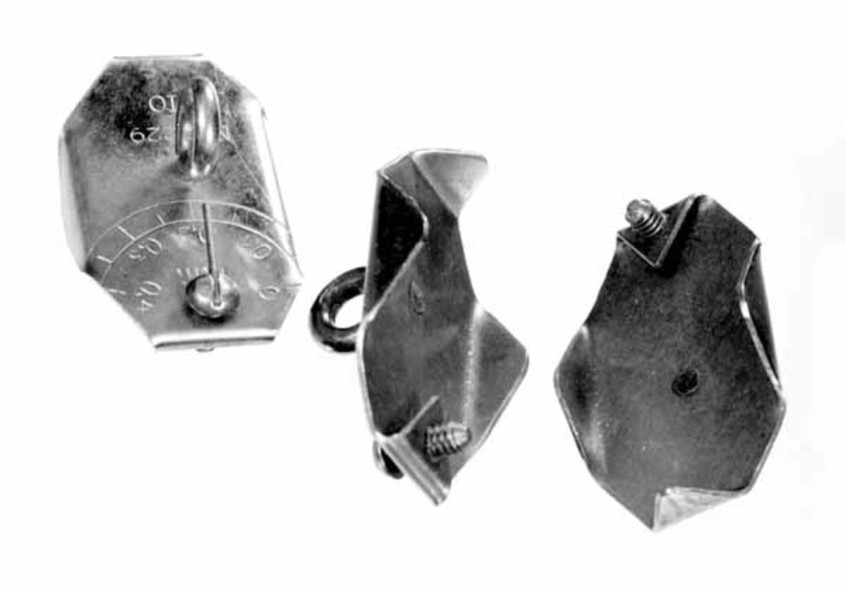 Vigmal, 3 stykker, som er holdt sammen ved inntak til museet i 1964. Malene er identiske. Beskrivelsen av en mal gjelder også for de to andre: 
Viggmal, viggemal, vikemal, som brukes til kontroll av vinkelen på skogssagers sagbladtenner. For at sagbladene ikke skal sette seg fast i sagskåret er annenhver sagtann (tannspiss) bøyd (viket, vigget) henholdsvis til venstre eller høyre side i en bestemt vinkel. Viggingen må kontrolleres, slik at den har riktig vinkel og ikke varierer fra sagtann til sagtann. Slik kontroll kan utføres med et viggmål, viggmal. Malen, som er utformet i et tilnærmet rektangulært stykke stål med nedbrettede kanter, innbrettede hjørner. Øverst på malen er det festet en nål til en justereringsskrue som gjør at denne malen er stillbar. På framsiden ses en millimeterskala. Den nevnte nåla stilles inn på et gitt tall, 0-0,4 mm , på denne skalaen. De nedbrettede anleggskantene settes mot sagbladet og den stillbare nålas skrue legge an mot tannspissen, slik ser en om tannspissene er riktig vigget. På framsiden av malen er det påmontert en metallring som brukes som håndtak. Det oppgis i en katalog fra firmaet Norsk Skogsverktøy at denne typen viggmal var egnet til bruk på sagblader til tømmersvanser og buesager.
