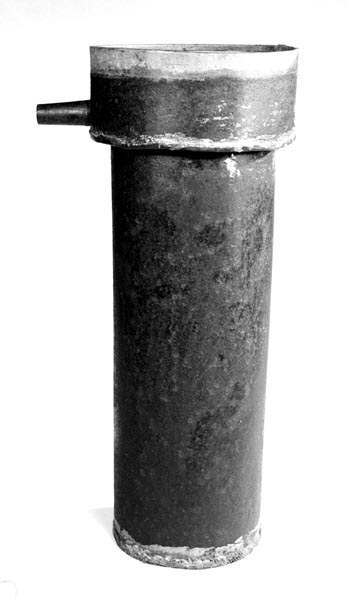 Sikapparat, oppfunnet i 1870 av Jakob Nilsen Berger (1850-1934), som drev fiskekulturarbeid på garden Øvre Berger på Jevnaker. 
Apparatet består av en 46 centimeter høy sylinder med 14,9 centimeters diameter. Denne sylinderen er lagd av jernblikk og har en finmasket netting av jern i botnen. Øverst på apparatet er det påloddet en krage som er 8,1 centimeter høy og har en ytre diameter på 18,8 centimeter. Denne kragen rager om lag 3,3 centimeter høyere enn den tidligere nevnte sylinderen, og den er utstyrt med et cirka 5 centimeter langt litt kont avløpsrør. 

Gjenstanden er rusten, antakelig fordi den har stått lenge i vann. Den øvre delen av kragen, som ikke har vært like fukteksponert, tyder på at blikket opprinnelig har vært sinkgalvanisert.

I opprinnelig registrering heter det at ... «Apparatet står i ei kasse, denne er ny og laget etter modell av den gamle». Da denne gjenstandsposten ble revidert våren 2023 sto denne gjenstanden på ei hylle i C-magasinet, sammen med to tilsvarende objekter (SJF.01449 og SJF.01451), men uten kasse.