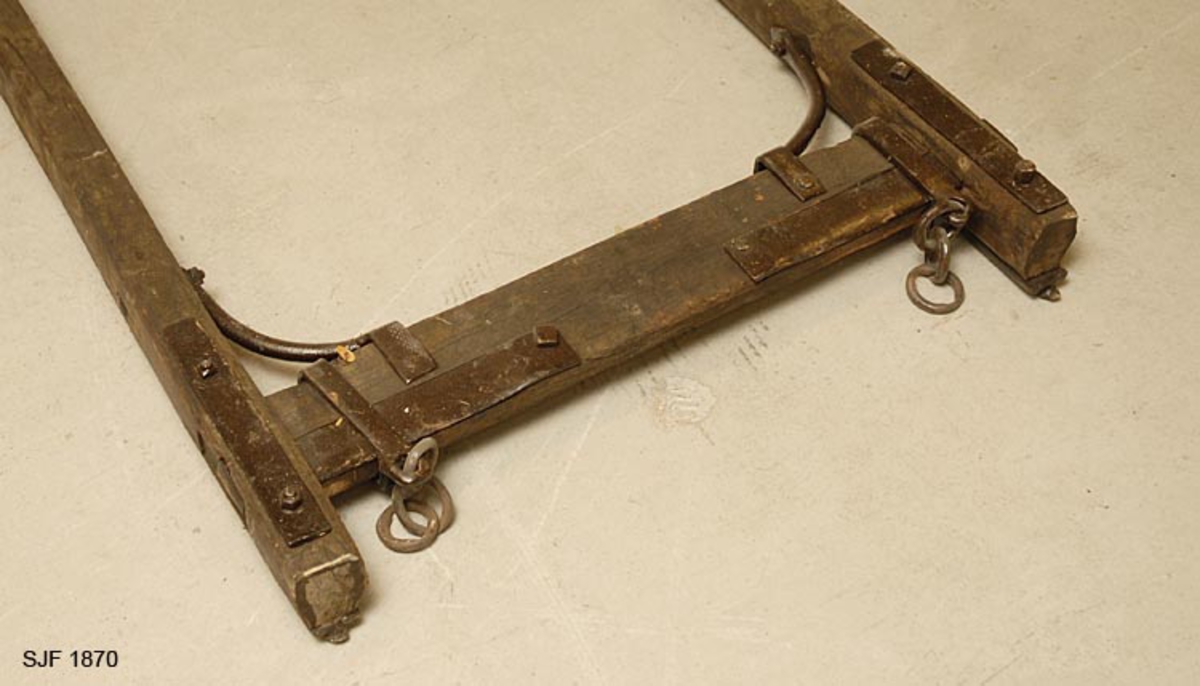Skogsslede bestående av tre objekter (deler), 2 sleder og 1 drag. Sleden er av den typen som kalles «tømmerrustning» eller «bukk og geit», hvor den fremste sleden kaltes bukk og den bakerste geit. A: Bukken har en fast bank (73 cm b) som er felt ned i to 10 cm høye dyner. Banken stikker 6 cm utenfor dynene på hver side. B: Geita har to faste banker (fastbanker) med jernbeslag i hele sin bredde. Den er felt litt ned i dynene og festet med jernbeslag. C: Dragets humul er 12 cm bredt og er festet inn i skjekene. 

Denne tømmerrustningen er en «Hadelandsdoning» som ble laget i 1912 på Hadeland. En del hadelendinger kom til Hallingdal for å kjøre tømmer i 1912-13, og giveren kjøpte denne rustningen av en av tømmerkjørerne etter at arbeidet med disse driftene var ferdige. Dette var den første Hadelandsdoningen i Hallingdal. Den er smalere og lettere enn Moelven-rustningen. Lastebredde: 90 cm.  Doningen er i god stand, giveren har pusset den opp. Alle kjettinger som hører til er med, og doningen har solide jernbeslag. 
Brukt av giveren.