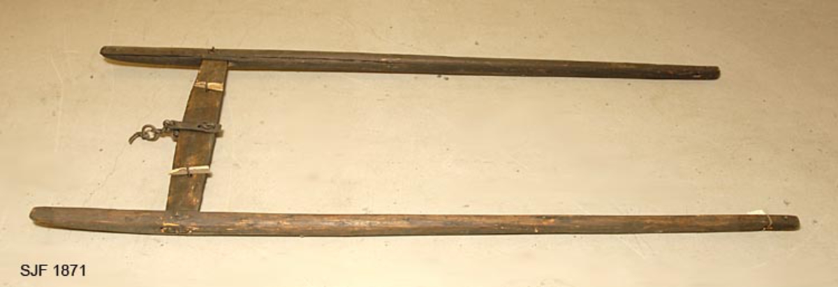 Humulen ("dragslira") er felt inn i skjekene og festet med bolter. Humulen har to hull til festet av framlenkene, ("draglekkjet"). Lenken er cirka 80 centimeter lang og har en treblei i hver ende. Framlenken ble tredd gjennom øyet på tømmeret. Midt på humulen sitter et jernbeslag med en svivel og en jernhake som ble slått inn i enden på rotvendte stokker. Skjekene går 48 centimeter bakover fra humulen. Lunneskjekene er tjærebredde. 
Draget er laget av giver og brukt av ham til lunning og kjøring.