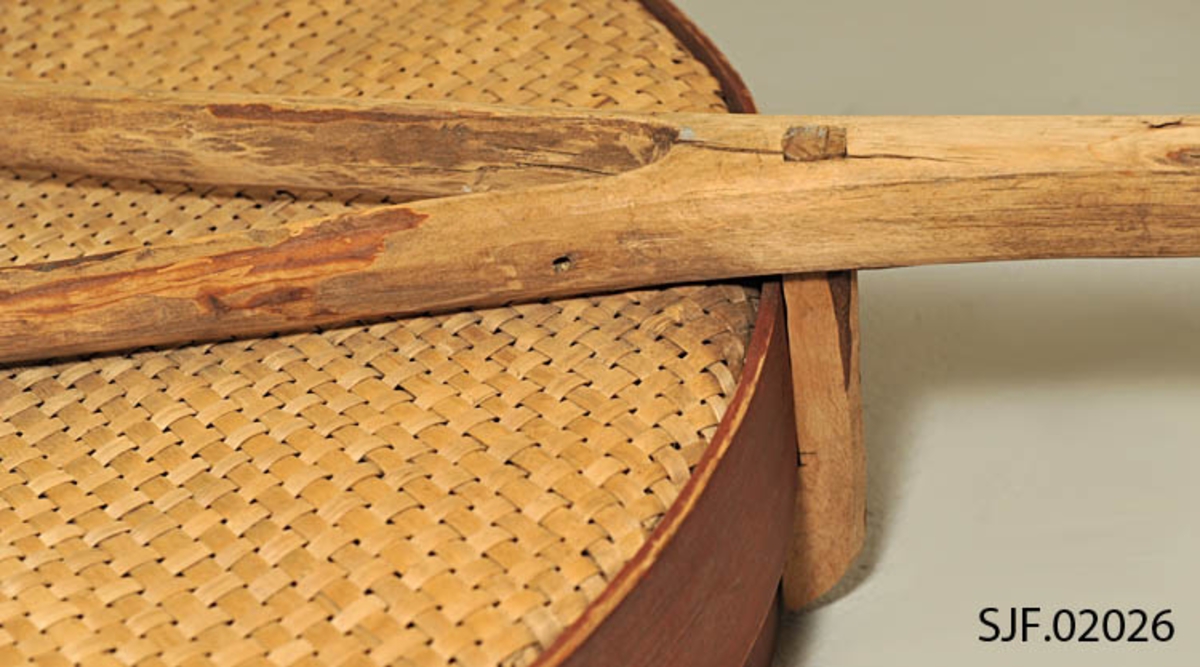 Mellsåld, såld brukt til å selle (rense) kornet i etter tresking. 
Benevnelsene her er Sørskogbygd-dialekt. 
Såldet består av to rødmalte treringer av furu som er sydd sammen med tæger. 
Ringene går utenpå hverandre. Bunnen består av flettverk av bjørkestrimler. 
Under bunnen er det festet en bjørkestokk med naturlig vokst kløft. Endene på kløfta ble brukt som håndtak, mens stokken ble stukket inn i et hull i låveveggen. 
Slik kunne såldet holdes opp i ene enden, mens man holdt det oppe i andre enden ved å holde i de to "håndtakene". Slik kunne en bevege såldet i alle retninger. 
Navnet "mellsåld" betyr mellomste rensing av kornet. 
Såldet kommer fra gården Åsen og brukt av giverens far. 
