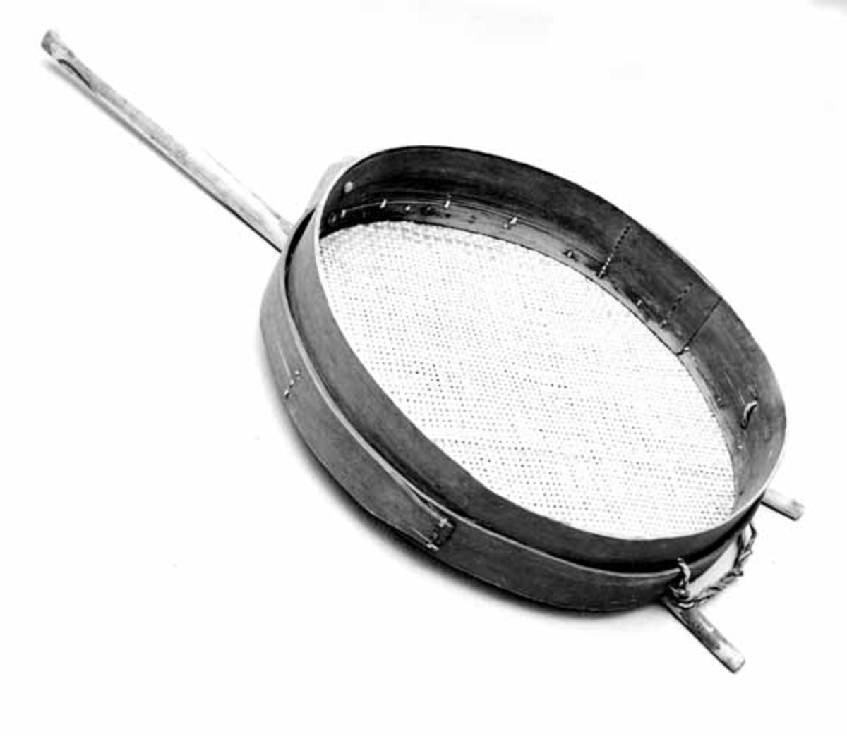 Mellsåld, såld brukt til å selle (rense) kornet i etter tresking. 
Benevnelsene her er Sørskogbygd-dialekt. 
Såldet består av to rødmalte treringer av furu som er sydd sammen med tæger. 
Ringene går utenpå hverandre. Bunnen består av flettverk av bjørkestrimler. 
Under bunnen er det festet en bjørkestokk med naturlig vokst kløft. Endene på kløfta ble brukt som håndtak, mens stokken ble stukket inn i et hull i låveveggen. 
Slik kunne såldet holdes opp i ene enden, mens man holdt det oppe i andre enden ved å holde i de to "håndtakene". Slik kunne en bevege såldet i alle retninger. 
Navnet "mellsåld" betyr mellomste rensing av kornet. 
Såldet kommer fra gården Åsen og brukt av giverens far. 
