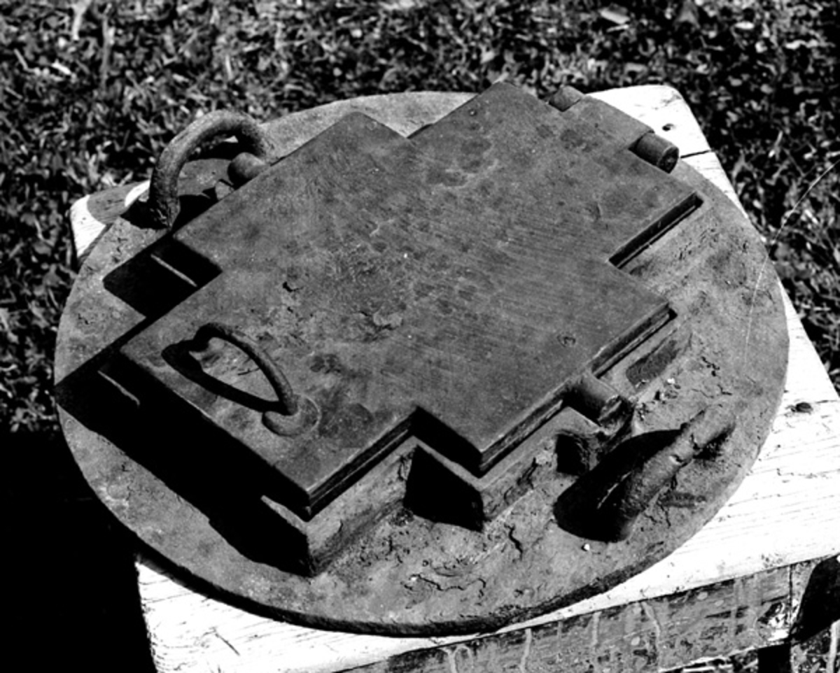 Jernet har sirkelrundt understell. Det har to hanker. Lokket har en hank. 
Jernet steiker 5 goroer om gangen. 
