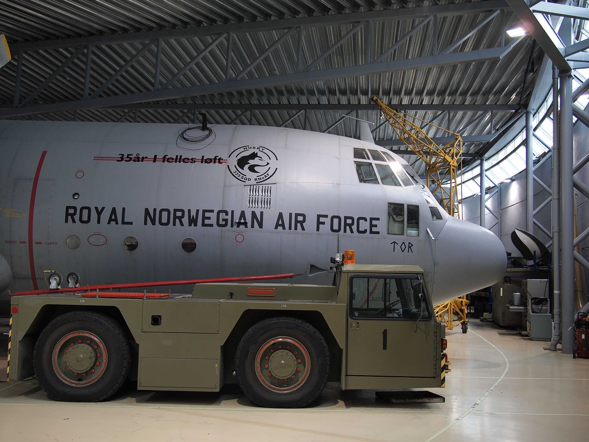 4-motors militært transportfly.