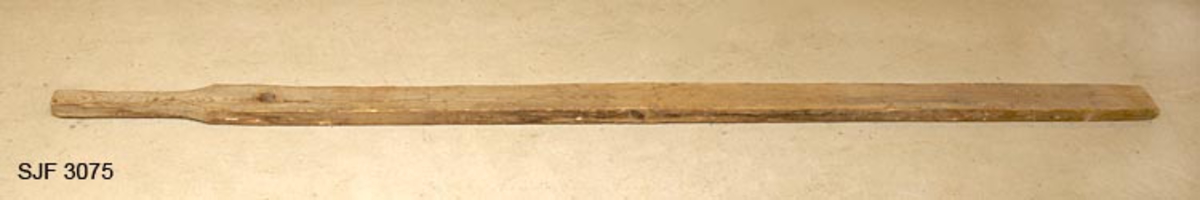 Damplanken er laget av ubehandlet gran. 63 cm fra toppen er det et hull med diameter 5 cm. Hullet ble brukt når planken skulle heves eller senkes i dammen. Planken kommer fra Nysæterdammen i Tverrena.