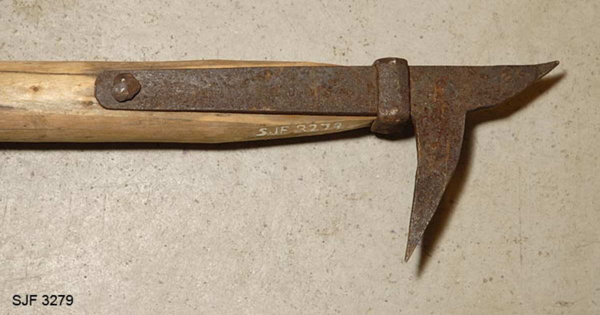 Den hører til utstyret i koia fra kvanstranddammen. 
Fløterhaken har ubehandlet granskaft. Selve haken er forholdsvis liten. 
Den er festet til skaftet med en jernring og en hjemmesmidd spiker. 
Haken er av Østerdalstypen. "Langhake"
