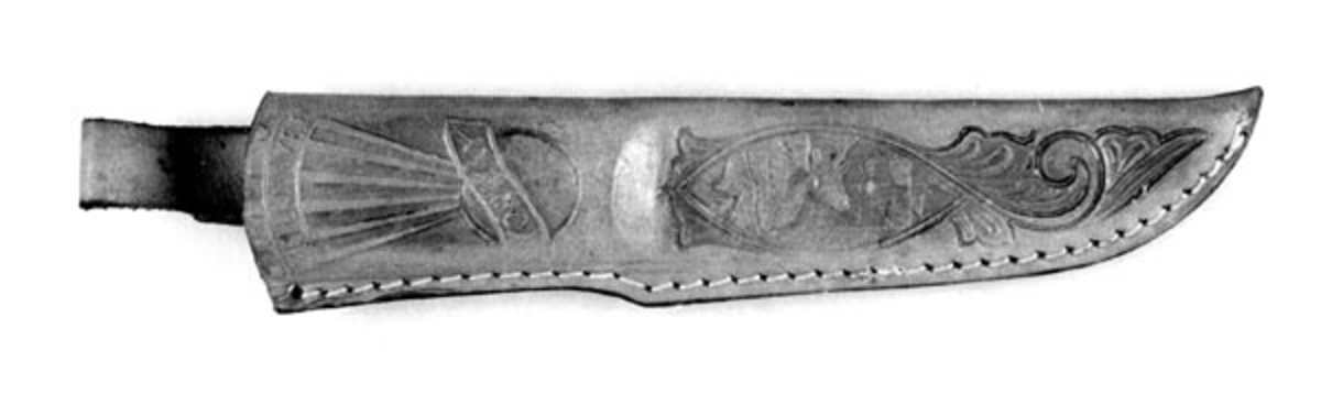 Slira er kjøpt i grensetraktene. Lutnes (1890-1975) var knivmaker. 
