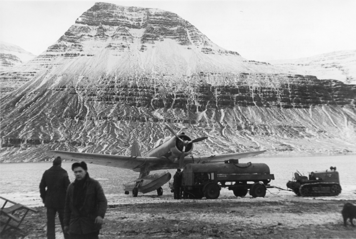Bakkemannskap fyller bensin på et Northrop N-3PB fly fra 330 Skvadron ...