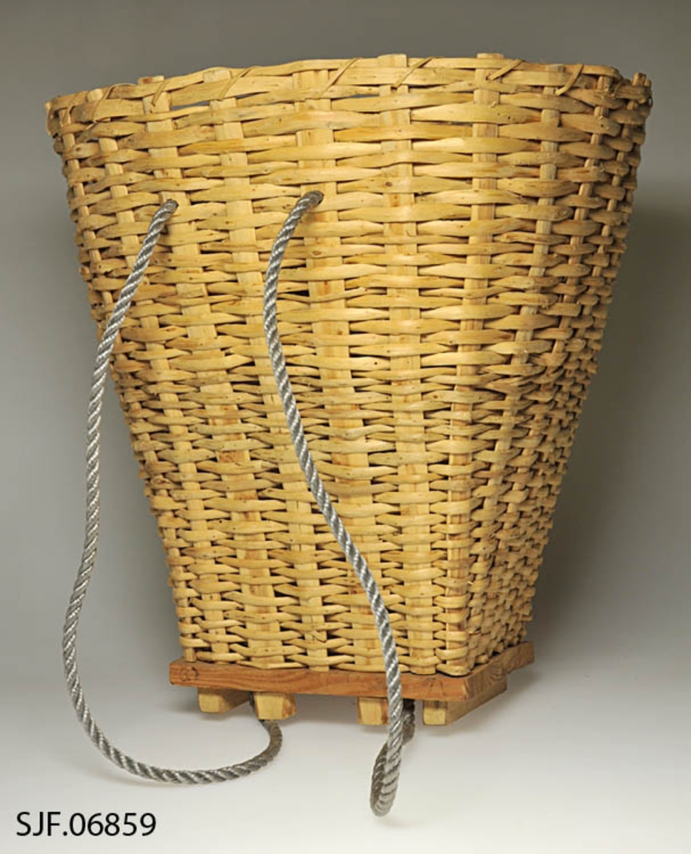 Kipa er traktformet og er laget av einer/brakje. Spilene/stakene er i flatspikket eine. Flettematerialet i sidene er todelt eine. Kipens bunn har en rektangulær form, og er laget av to sammenlimte trebiter/furuplater. Fire av spilene er tredd gjennomplaten fra undersiden, og har et hode som er med på å danne foten på kipa. Disse fire hodene sammen med to påtappede avlange trebiter danner kipas fot. De øvrige spilene er tappet ned i platen i sirkelformede hull, med gjennomgående tapper med kil. 

På innsiden øverst er det lagt inn en halvkløyvd einekvist. Denne er bundet fast til staker og flettverk med en skjene av splittet/delt spanskrør (cane). Skjenen går gjennom borede hull i spilene. 

Kipa har bæreseler i nylonstau. Tauet er tredd gjennom to spiler i kipens ryggside, ca. ti cm. fra toppen. Her er festet forsterket med en flatspikket einekjepp. Tauene er tredd inn i bunnen og festet med knuter. 