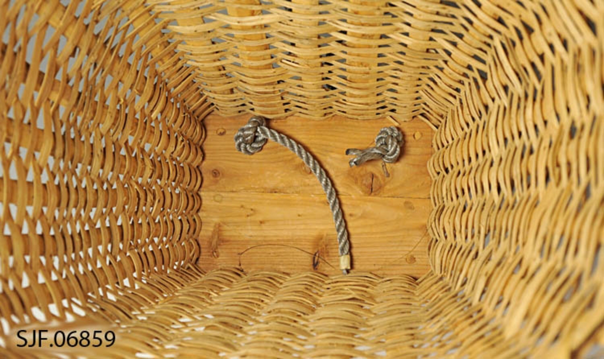 Kipa er traktformet og er laget av einer/brakje. Spilene/stakene er i flatspikket eine. Flettematerialet i sidene er todelt eine. Kipens bunn har en rektangulær form, og er laget av to sammenlimte trebiter/furuplater. Fire av spilene er tredd gjennomplaten fra undersiden, og har et hode som er med på å danne foten på kipa. Disse fire hodene sammen med to påtappede avlange trebiter danner kipas fot. De øvrige spilene er tappet ned i platen i sirkelformede hull, med gjennomgående tapper med kil. 

På innsiden øverst er det lagt inn en halvkløyvd einekvist. Denne er bundet fast til staker og flettverk med en skjene av splittet/delt spanskrør (cane). Skjenen går gjennom borede hull i spilene. 

Kipa har bæreseler i nylonstau. Tauet er tredd gjennom to spiler i kipens ryggside, ca. ti cm. fra toppen. Her er festet forsterket med en flatspikket einekjepp. Tauene er tredd inn i bunnen og festet med knuter. 