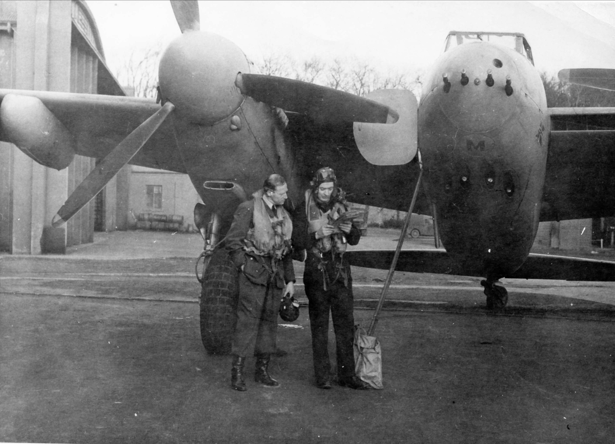 2 flyvere ved en Mosquito ved 333 skvadronens avdeling på Leuchars ...