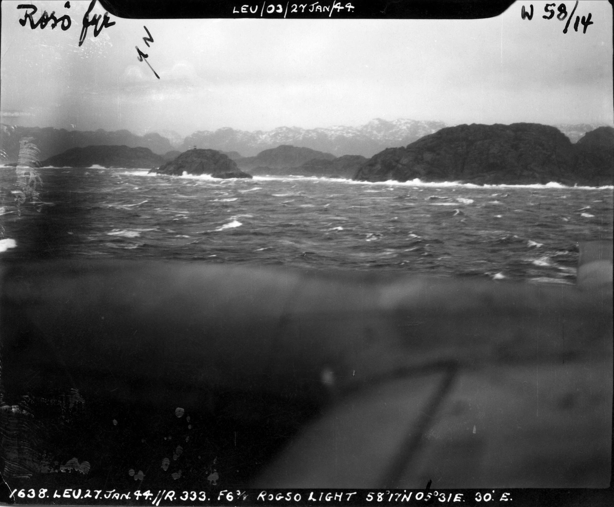 En Mosquito flyr over Rosø fyr, 27. januar 1944.