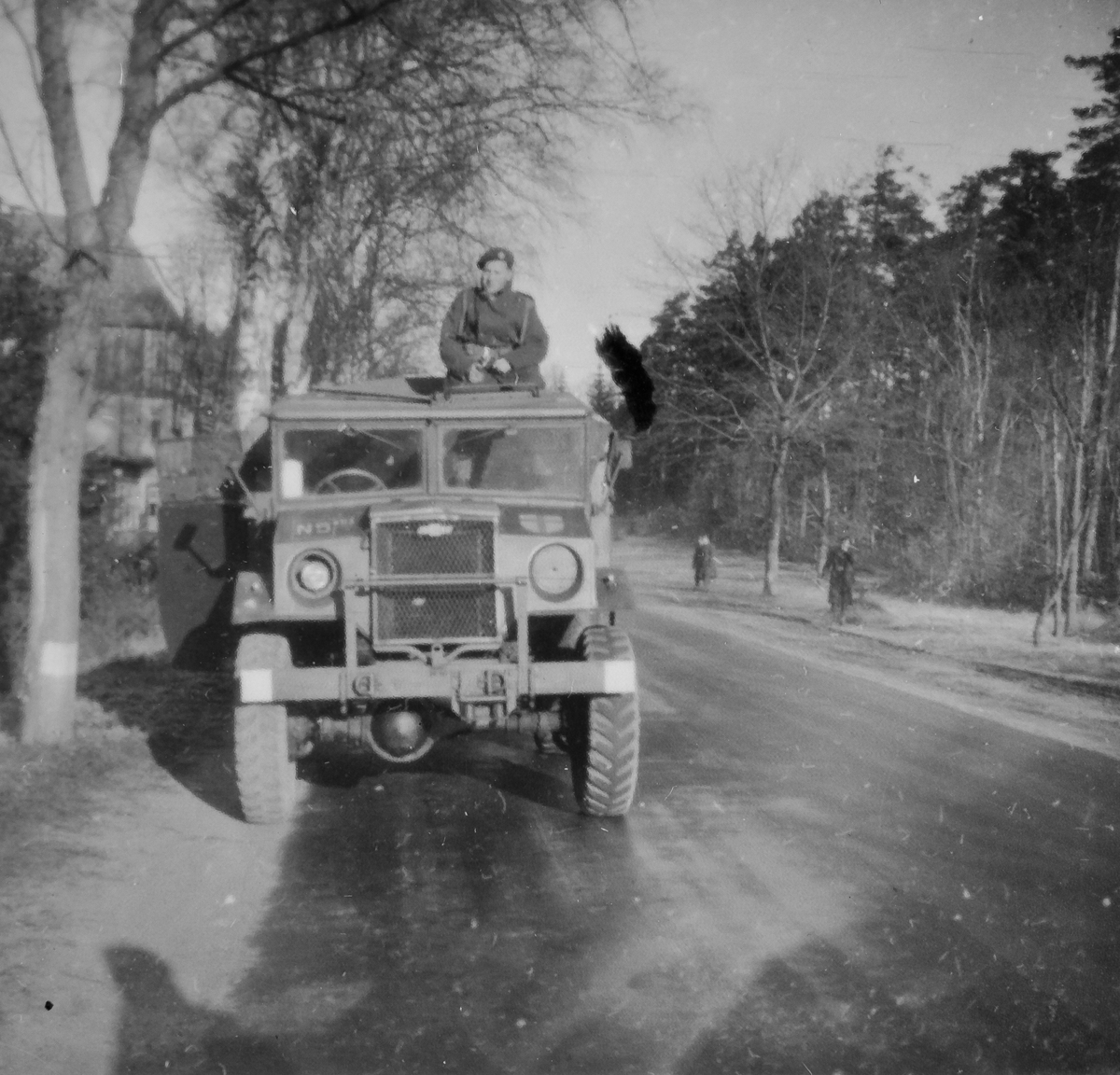 Brigadesoldat med militært kjøretøy.
