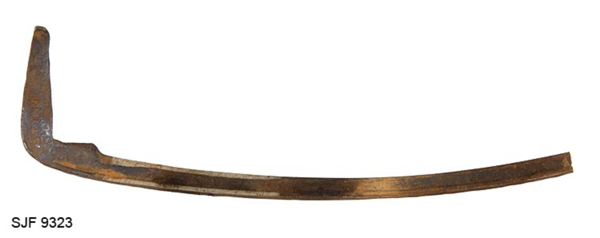 Ljåblad fra smia til smeden Svein Svimbil (1888-1987) i Tinn i Telemark; som ble overlatt til Norsk Skogbruksmuseum i 1991. Bladet er forholdsvis lite og spinkelt - 31 centimeter langt og opptil 2,0 centimeter bredt (innerst) - og kan ha vært smidd med tanke på et stuttorv. Bladspissen er knekt. Bladet har en slakt buet form. Godset i bladet er snaut 2 millimeter tjukt, men langs den konvekse bladryggen er det smidd en opptil 5 millimeter bred forsterkende kant som skulle forebygge at bladet knakk om slåttekaren var uheldig og slo borti ei tue, en stein eller et annet hardt objekt. Denn kanten smalner mot bladspissen. Innerst på bladet er det smidd en cirka 6 centimeter lang arm, noenlunde vinkelrett på egglinja. Denne delen av ljåbladet smalner noe mot ytterenden, der det er en om lag 1,3 centimeter lang oppovervendt pigg. Den nevnte armen skulle ligge an mot en skrå fas nederst på orvet (ljåskaftet), der piggen skulle stikkes inn i et hull som stabiliserte bladets posisjon når det ble bundet fast, eller i nyere tid skrudd fast ved hjelp av ei stålhylse. Armen er stemplet «S.T. TINN». Dette er initialene til den nevnte smeden, som før han i 1918 kjøpte småbruket Svimbil, brukte etternavnet Tverberg.
