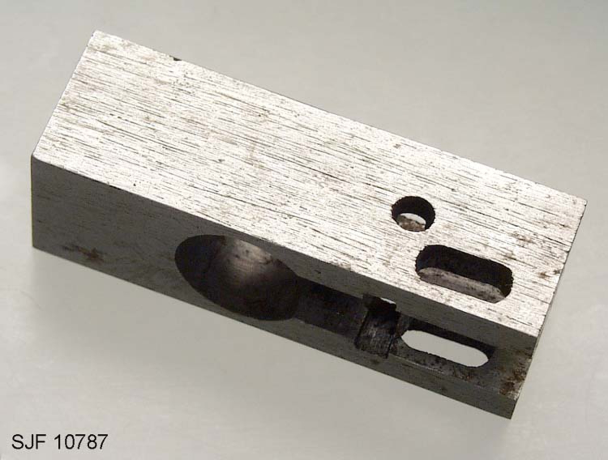 Form: Prismeformet. 
Blant verktøy til børsemaker på Terningmoen. Funnet på fylling. 
