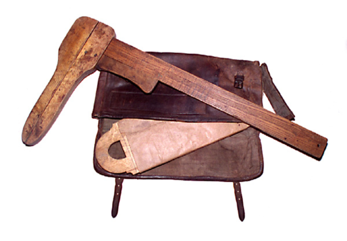 Måleklave, såkalt «skyveklave», for diameterundersøkelser av stående trær og tømmerstokker. Klaven er lagd av tre. Den har en 62,6 centimeter lang linjal (inkludert den delen som er tappet gjennom den faste klavearmen) som er 4,6 centimeter bred og drøyt 0,8 centimeter tjukk. I den øvre enden er det et rundt opphengshull (diameter cirka 0,6 centimeter). I den ytre enden er det påtappet en fast klavearm som er 31,9 centimeter lang, hvorav 25,4 centimeter er på den sida av linjalen som skulle vendes mot det objektet som skulle måles. Klaven har også en bevegelig arm, formet som den faste, med et tapphull som omslutter linjalen. I den ene enden av tapphullet, mot linjalens innerkant, er det plassert en 19 centimeter langt handtaksstykke (hvorav 4,8 centimeter er skjult som tapp gjennom klavearmen). På innsidene av klavearmenes ytterender er det små metallbeslag. Treverket i linjalen har innrissete strekmarkeringer med tommemål (opptil 19) på den ene flatsida og centimetermål (opptil 30) på den andre. Målene avleses der innsida av den bevegelige armen møter linjalen. Klaven kunne brukes til å måle trestammer eller tømmerstokker med diametere opptil 50 centimeter.