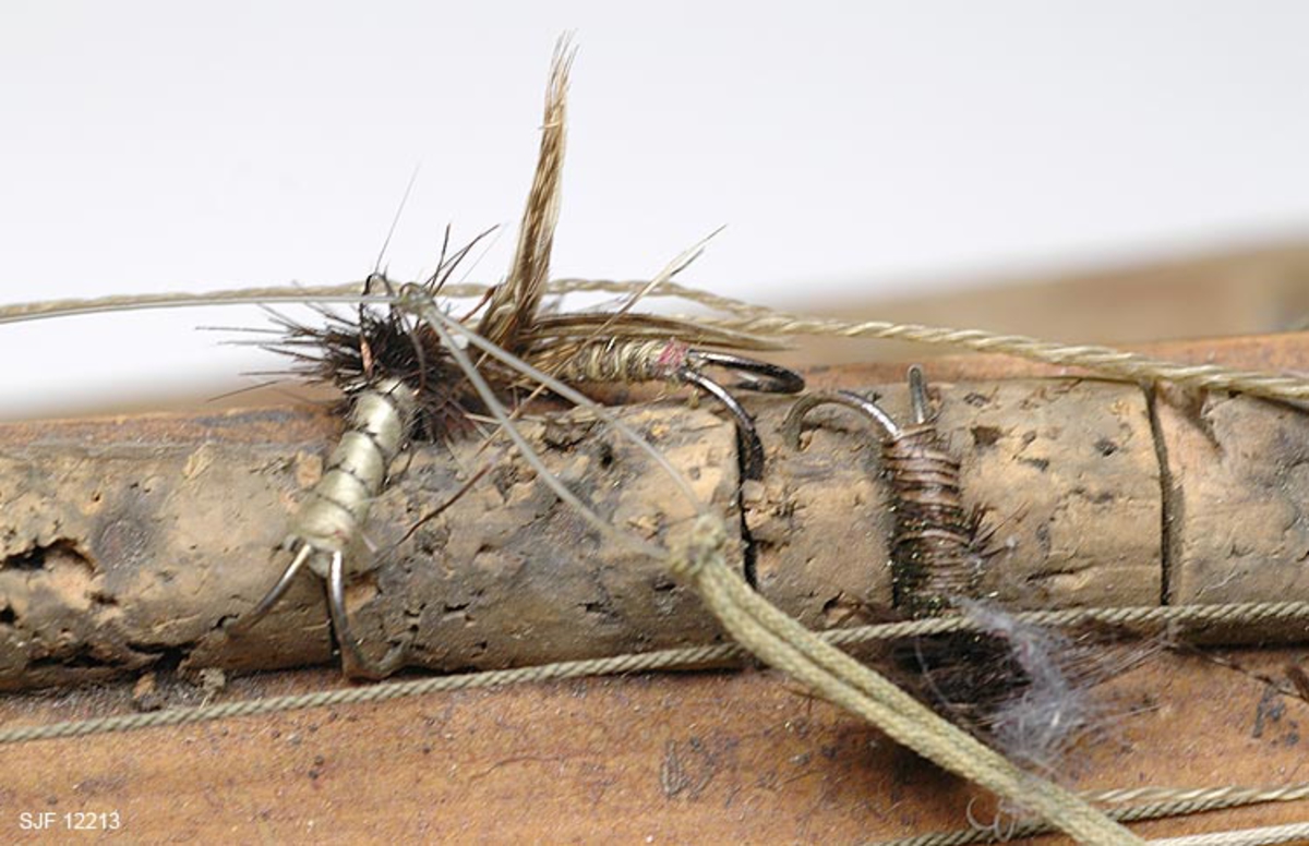 Dette fiskeredskapet består av ei oterfjøl, et otersnøre (oterline) og ei snørevinde de de tre delene henger sammen i en enhet.  (Oterfjøl med snørevinsel (snørevinde).)
Oterfjøla, som antakelig er laget av gran, har en rektangulær form som spisser i begge ender slik at fjøla skjærer seg lett gjennom vannet. I oterfjølas nedkant er det utborret hull hvor det et ilagt metall, trolig bly, slik at fjøla gikk støtt i vannet. Det er 16 slike ilegg av metall i fjølas nedkant (kjøl).  

Oterfjøla manøvreres med snørevinda og otersnøret som er festet til fjøla i fire punkter. Oterfjøla strekker snøret som fluene/slukene ut fra båt eller land. Fiskeren når deremd over et stort område. Snøret, som er kveilet opp på snørevinda og koblet til oterfjøla, har påmontert 4 fluer med dobbeltkroker og 1 meitkrok. Snøret er antaglig laget av bomull. Det er påmontert to svivler på snørevinselen. I den ene svivelen er det festet en 1 millimerer tykk messingtråd. På snørevinselen er det antydning til rester av avispapir.