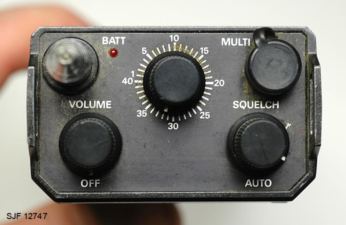 Kommunikasjonsradio, Walkie Talkie, med futteral som beskytter radioen og som gjør det mulig å henge den i beltet.  