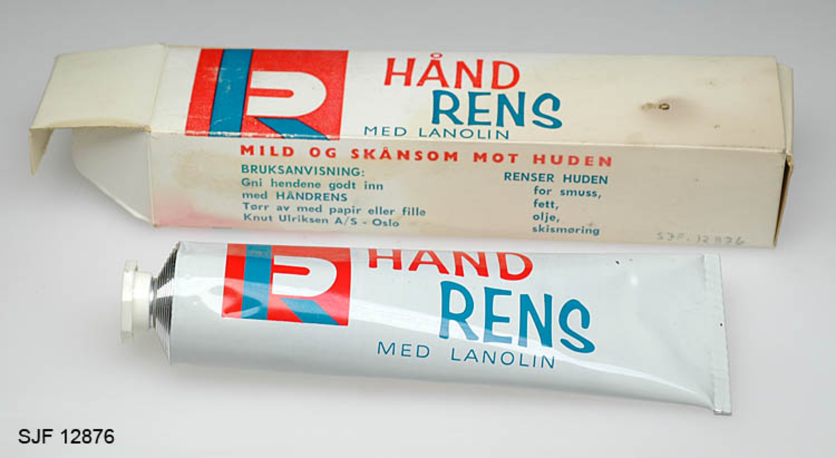 Gjenstanden består av en tube med håndrens og pappemballasjen til tuben. Tuben har en sylindrisk form. Den er flat i ene enden og har en skrukork i den andre enden. Den er laget av mykt metall. Ved å rulle den flate enden sammen tømmes tuben.  På tuben og pappemballasjen gjenfinnes bokstavene K (grønn) og U (hvit) på et rødt felt satt sammen til en frimalogo, trolig firmaet Knut Ulriksens logo. Håndrensen er brukt i forbindelse med skismøring. Selv om denne håndrensen selsvsagt kan anvendes for rensing av huden ved tilsmussing fra annet en skivoks, så er denne tuben med håndrens kun tenkt brukt i den sammenheng. Gunnar Lund oppbevarte tuben sammen med skivoksen i smørekofferten (SJF. 12821).  