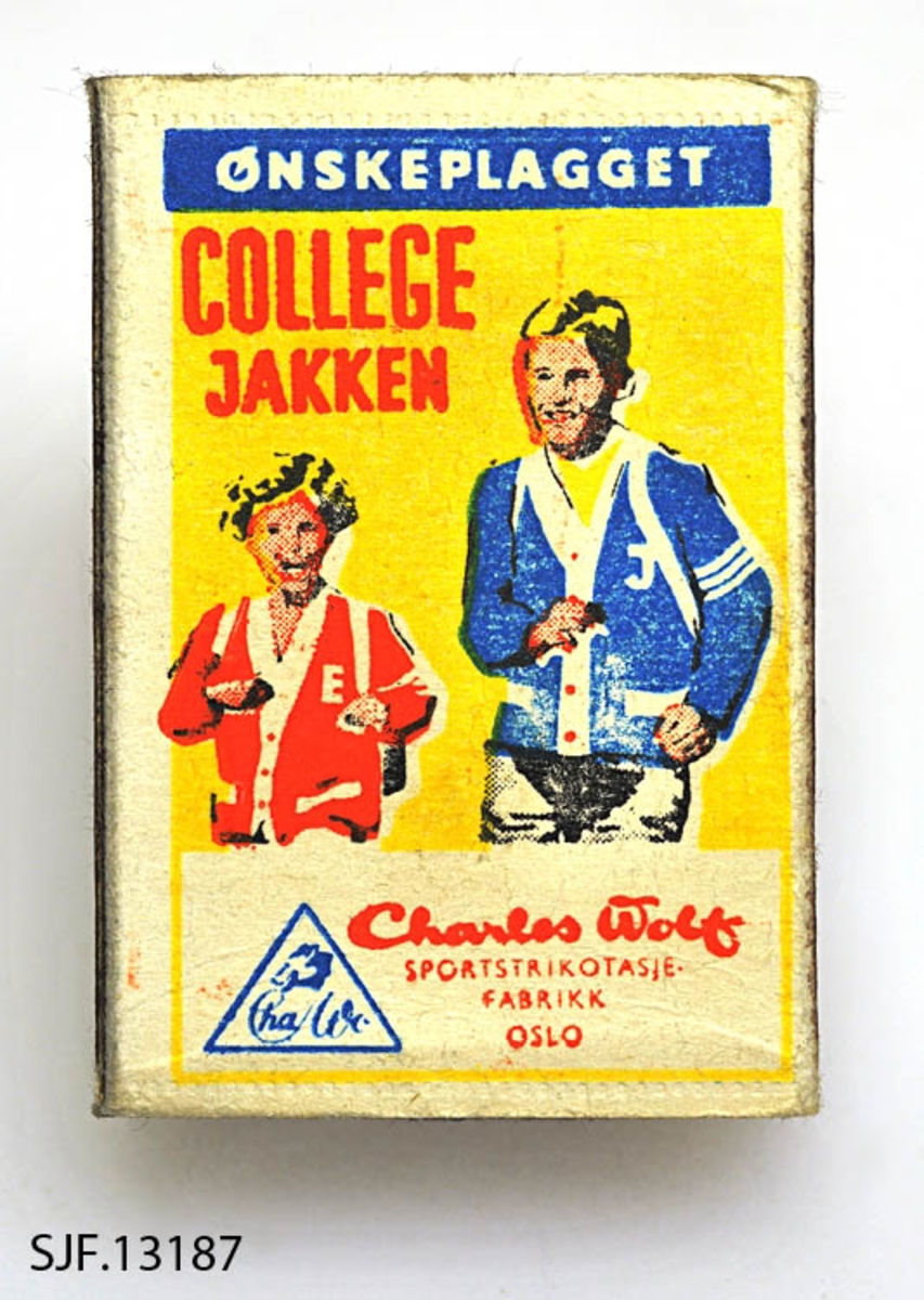 Fyrstikkeske med 41 ubrukte fyrstikker. Beholderdelen av esken er rektangulær - drøyt 5,2 centimeter lang, 3,6 centimeter bred og 1,5 centimeter høy. Ytterflatene er trukket med tynt, lillafarget papir. Denne beholderen omsluttes av et hylster, som også er rektangulært - bortimot 5,5 centimeter langt, 3,8 centimeter bredt og 1,7 centimeter høyt. Beholderen skyves ut og inn av dette hylsteret ved å trykke på endeflatene. Den ene bredsida på hylsteret er påtrykt produsentens logo i blått og gulhvitt. Her finner vi teksten «NITEDALS IMPREGNERTE FYRSTIKKER OSLO», samt et skråband med en hestefigur i ei oval ramme og avbildninger av medaljer produsenten hadde fått ved Stockholmsutstillingen i 1866 og Parisutstillingen i 1867. Over og under denne logoen finner vi tekstene «HJELP DE VANFØRE  KJØP HJELPESTIKKER NESTE GANG  NORGES VANFØRELAG». Dette refererer antakelig til at produsenten avsatte en liten prosent av salgssummen for hver fyurstikkeske til dette allennyttige formålet. Den andre bredsida av hylsteret til denne fyrstikkesken er avsatt til reklame - her «ØNSKEPLAGGET COLLEGEJAKKEN», produsert av Charles Wolf sportstrikotasjefabrikk i Oslo. Denne reklamen omfatter også en avbildning av to ungdommer med det nevnte plagget mot en skapt gulfarget bakgrunn. Det er brukte ripeplater på begge smalsidene av hylsteret. Ripeplatene er brune. Ved å stryke de svovelbelagte endene av stikkene mot et slikt underlag antente man fyrstikkene. De er om lag 4,4 centimeter lange og har et tverrsnitt på 2 X 2 millimeter.