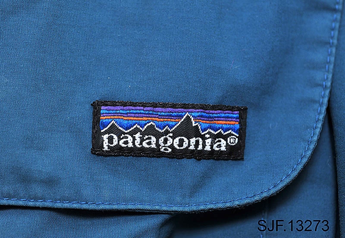 Jakka er produsert av firmaet Patagonia, en meget anerkjent produsent av kvalitetsklær beregnet på fluefiskere. Den er blåfarget i størrelse XXL. 

Den er i Goretex, noe som gjør den behagelig å ha på seg på varme sommerdager og holder fiskeren tørr når det regner. Jakka er forsynt med fast hette som kan justeres med strikk på innersiden mot ansiktet og ei rem i nakken. 

Jakka har 2 ganske store brystlommer for oppbevaring av fluebokser eller lignende. I den venstre innerlomma er det ei lita lomme som kan stenges med en glidelås. På innsiden av den venstre delen av jakka er det også si lita lomme som kan lukkes med glidelås. På ryggen er det ei stor lomme beregnet på store ting som for eksempel ekstra klær. Øverst på ryggen er det en liten d-ring for å feste hoven på. På fronten av jakka er det to d-ringer beregnet på å feste krokløser, fortomsklipper, og lignende. Øverst på venstre frontdel er det en borrelås beregnet på å holde fluestanga på plass mens man for eksempel skifter flue. Bunndelen av stanga settes i ei lita hempe som befinner seg nederst på innsiden av høyre jakkedel. Jakka kan lukkes med glidelås og borrelås. Mot halsen er det ei 13 cm. lang vattert klaff slik at glidelåsen ikke skal komme i kontakt med huden på halsen. Jakka kan justeres med en strikk nederst. Mot håndleddene er det borrelåsjustering som kan strammes rundt håndleddet for å holde regnvann ute når man kaster med flue. Jakka er forsynt med et innerfor i et mykt netting-stoff. 

Jakka er en såkalt lang vadejakke beregnet på å brukes sammen med vaderbukser som går opp til brystet. 

Jakka ble kjøpt av OT. Ljøstad i den lille byen West Yellowstone i Montana, USA, for 15 – 20 år siden. 