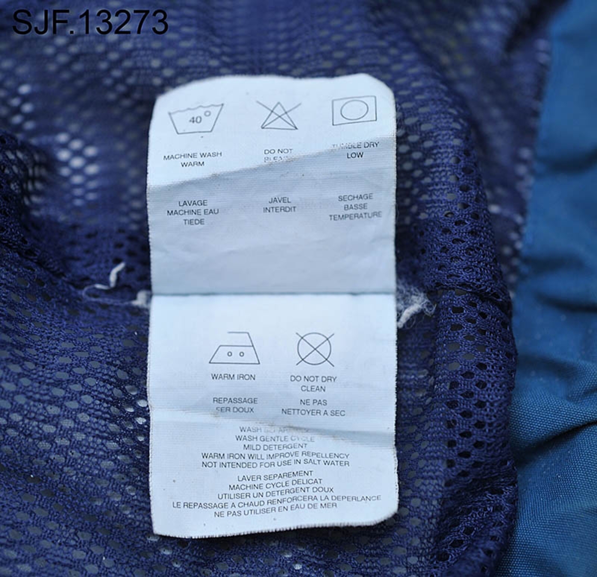 Jakka er produsert av firmaet Patagonia, en meget anerkjent produsent av kvalitetsklær beregnet på fluefiskere. Den er blåfarget i størrelse XXL. 

Den er i Goretex, noe som gjør den behagelig å ha på seg på varme sommerdager og holder fiskeren tørr når det regner. Jakka er forsynt med fast hette som kan justeres med strikk på innersiden mot ansiktet og ei rem i nakken. 

Jakka har 2 ganske store brystlommer for oppbevaring av fluebokser eller lignende. I den venstre innerlomma er det ei lita lomme som kan stenges med en glidelås. På innsiden av den venstre delen av jakka er det også si lita lomme som kan lukkes med glidelås. På ryggen er det ei stor lomme beregnet på store ting som for eksempel ekstra klær. Øverst på ryggen er det en liten d-ring for å feste hoven på. På fronten av jakka er det to d-ringer beregnet på å feste krokløser, fortomsklipper, og lignende. Øverst på venstre frontdel er det en borrelås beregnet på å holde fluestanga på plass mens man for eksempel skifter flue. Bunndelen av stanga settes i ei lita hempe som befinner seg nederst på innsiden av høyre jakkedel. Jakka kan lukkes med glidelås og borrelås. Mot halsen er det ei 13 cm. lang vattert klaff slik at glidelåsen ikke skal komme i kontakt med huden på halsen. Jakka kan justeres med en strikk nederst. Mot håndleddene er det borrelåsjustering som kan strammes rundt håndleddet for å holde regnvann ute når man kaster med flue. Jakka er forsynt med et innerfor i et mykt netting-stoff. 

Jakka er en såkalt lang vadejakke beregnet på å brukes sammen med vaderbukser som går opp til brystet. 

Jakka ble kjøpt av OT. Ljøstad i den lille byen West Yellowstone i Montana, USA, for 15 – 20 år siden. 