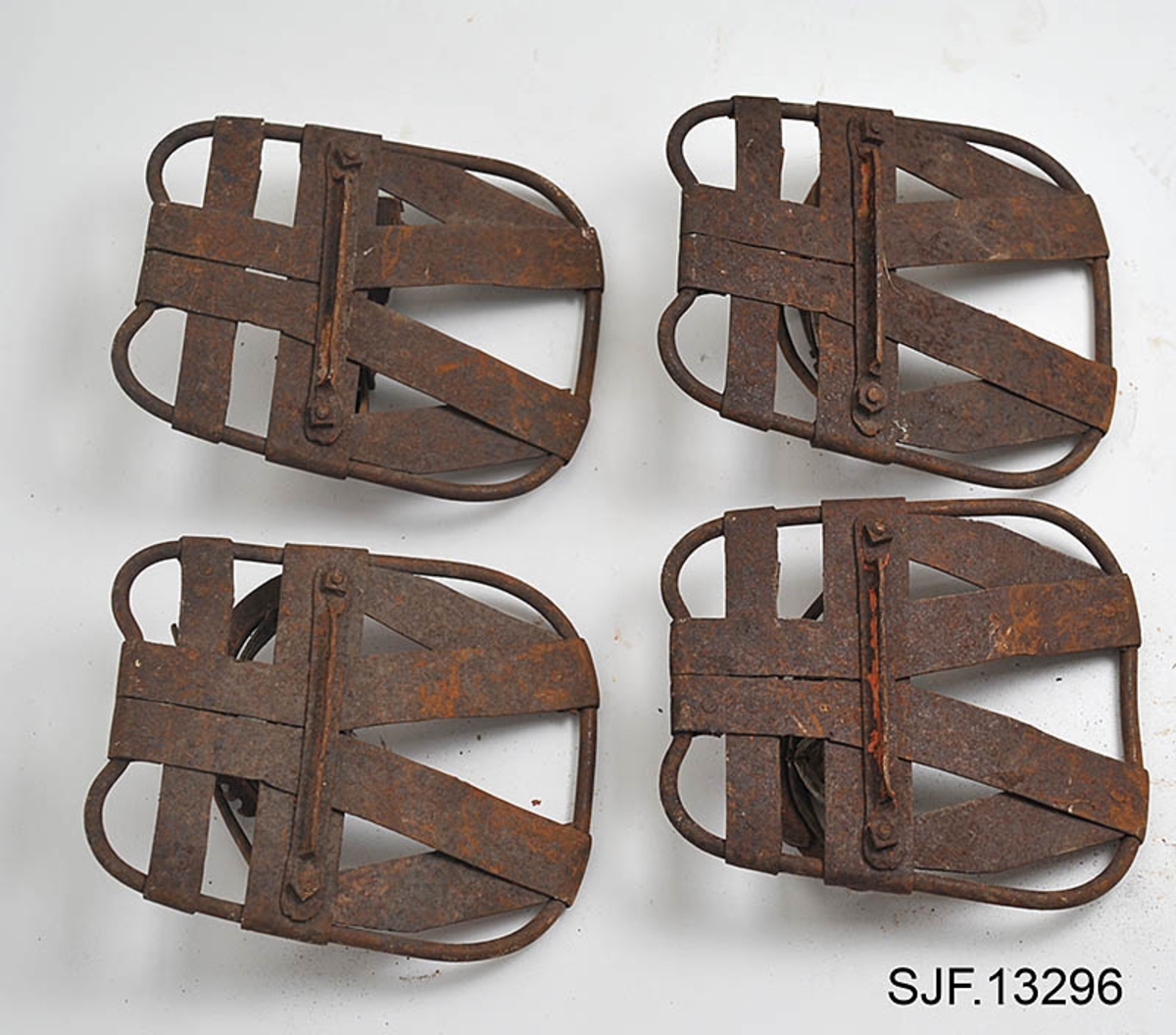 Trugesett for hest, altså fire stykker.  Trugene er lagd av jern.  Rammene er lagd av rør med cirka 1,1 centimeters diameter.  Disse rørene er bøyd i tilnærmet rektangulær form, men med noen avrundete hjørner.  Hver truge er om lag 30 centimeter lang og 24,5 centimeter bred, og har dermed ei bæreflate på drøyt 700 kvadratcentimeter.  Formen holdes stabil ved hjelp av jernband som er bøyd rundt rammerørene og klinket sammen.  To slike band går på tvers av trugene (i bredderetningen) mens det i lengderetningen er lagt band i M- eller W-mønster (avhengig av hvilken veg trugene holdes, M hvis de betraktes skrått bakfra).  De bakerste tverrbandene har kanter som er bøyd oppover, antakelig for å kunne tjene som anlegg for hakene på skogshestens vintersko.  Gjennom de brede tverrbandene noe lengre fram på trugene er det ført jernører med gjennombrutte hull for hengslingslekker for bøyler som ble lagt over hornveggene på hestens framføtter. Den ene bøylehalvdelen har T-formet tverrsnitt med hakk i overkant og lærfôringer på undersida (festet med ståltråd). Ei truge mangler slik fôring, de andre er stive og sprø etter mange års tørk uten tilførsel av nye fettstoffer. Den andre halvdelen av bøylemekanismen består av en lang, buet kjettinglekk med ei dreibar klype med ei gjennomgående nagle like bak hengslingspunktet. Denne nagla føres ned i ett av hakkene på ryggen av den andre bøylehalvdelen, hvoretter endeleddet presses ned. Dermed låses truga godt til foten på hesten. Under tverrbandene bøylene er festet i er det montert jernstag med T-formet tverrsnitt på tvers av trugenes lengderetning. Disse komponentene skulle antakelig redusere faren for at trugene skled på vinterføre. De nevnte tverrstagene er for øvrig festet med kvadratiske muttere på endetappene av «jernørene» som bøylene på oversida av trugene er hengslet til.  På jernet kan vi se spor av oransje lakk, men fargestoffet er i ferd med å bli fortrengt av gravrust. Trugetypen later til å være en serieprodusert artikkel. De brede tverrbandene på to av trugene er merket «ØR» i prikket utførelse. Trugesettet ble levert til museet sammenbuntet med en ståltråd, antakelig slik de har vært oppbevart siden sist de var i bruk.  Ifølge siste eier, Magne Ottershagen fra Styggberget i Elverum, skal dette ha vært vinteren 1953-54.

I Sverige kalles denne trugetypen «norsktrampa», hvilket vel indikerer at det må ha vært en norsk produsent som har eksportert slike truger til nabolandet.