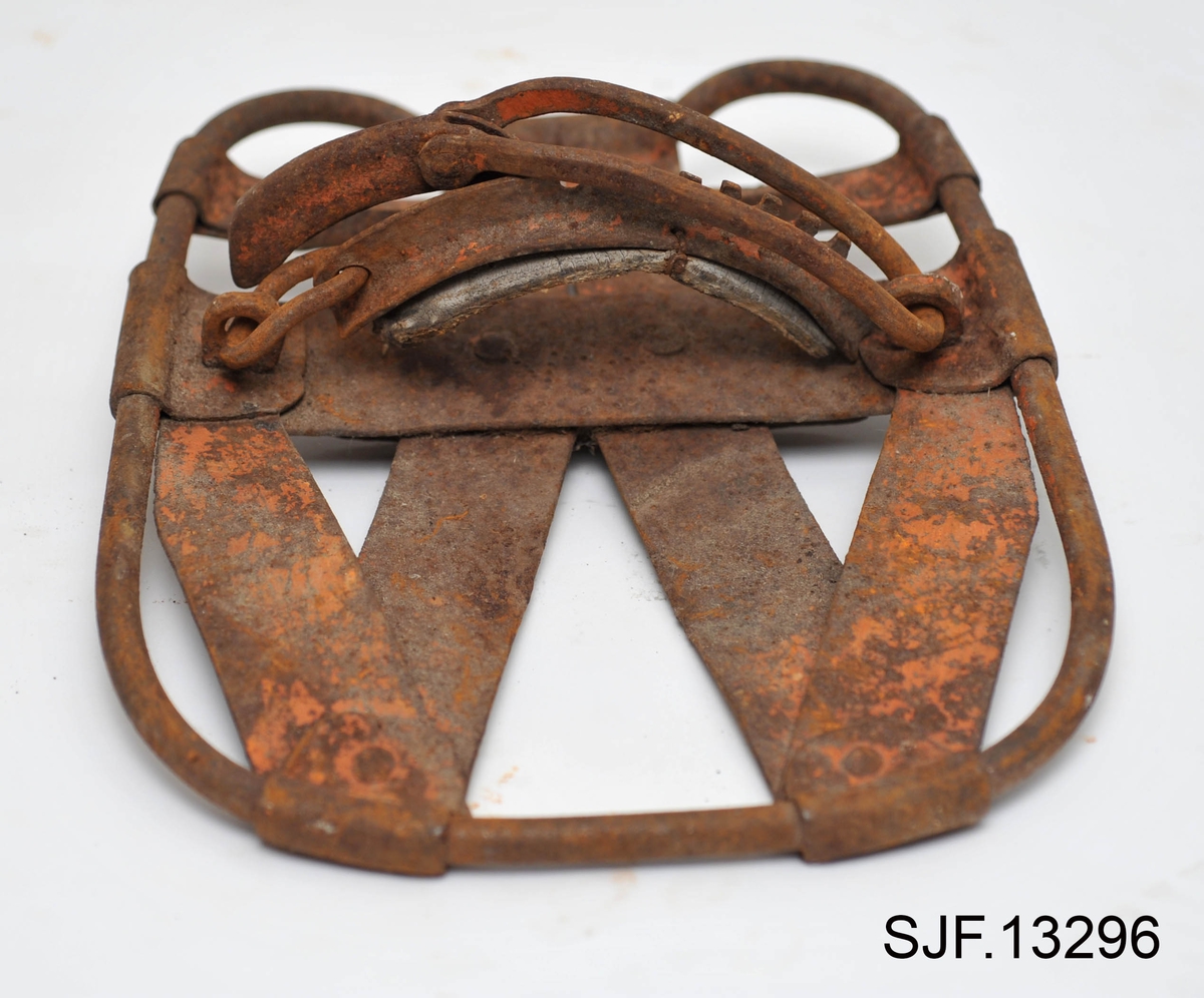 Trugesett for hest, altså fire stykker.  Trugene er lagd av jern.  Rammene er lagd av rør med cirka 1,1 centimeters diameter.  Disse rørene er bøyd i tilnærmet rektangulær form, men med noen avrundete hjørner.  Hver truge er om lag 30 centimeter lang og 24,5 centimeter bred, og har dermed ei bæreflate på drøyt 700 kvadratcentimeter.  Formen holdes stabil ved hjelp av jernband som er bøyd rundt rammerørene og klinket sammen.  To slike band går på tvers av trugene (i bredderetningen) mens det i lengderetningen er lagt band i M- eller W-mønster (avhengig av hvilken veg trugene holdes, M hvis de betraktes skrått bakfra).  De bakerste tverrbandene har kanter som er bøyd oppover, antakelig for å kunne tjene som anlegg for hakene på skogshestens vintersko.  Gjennom de brede tverrbandene noe lengre fram på trugene er det ført jernører med gjennombrutte hull for hengslingslekker for bøyler som ble lagt over hornveggene på hestens framføtter. Den ene bøylehalvdelen har T-formet tverrsnitt med hakk i overkant og lærfôringer på undersida (festet med ståltråd). Ei truge mangler slik fôring, de andre er stive og sprø etter mange års tørk uten tilførsel av nye fettstoffer. Den andre halvdelen av bøylemekanismen består av en lang, buet kjettinglekk med ei dreibar klype med ei gjennomgående nagle like bak hengslingspunktet. Denne nagla føres ned i ett av hakkene på ryggen av den andre bøylehalvdelen, hvoretter endeleddet presses ned. Dermed låses truga godt til foten på hesten. Under tverrbandene bøylene er festet i er det montert jernstag med T-formet tverrsnitt på tvers av trugenes lengderetning. Disse komponentene skulle antakelig redusere faren for at trugene skled på vinterføre. De nevnte tverrstagene er for øvrig festet med kvadratiske muttere på endetappene av «jernørene» som bøylene på oversida av trugene er hengslet til.  På jernet kan vi se spor av oransje lakk, men fargestoffet er i ferd med å bli fortrengt av gravrust. Trugetypen later til å være en serieprodusert artikkel. De brede tverrbandene på to av trugene er merket «ØR» i prikket utførelse. Trugesettet ble levert til museet sammenbuntet med en ståltråd, antakelig slik de har vært oppbevart siden sist de var i bruk.  Ifølge siste eier, Magne Ottershagen fra Styggberget i Elverum, skal dette ha vært vinteren 1953-54.

I Sverige kalles denne trugetypen «norsktrampa», hvilket vel indikerer at det må ha vært en norsk produsent som har eksportert slike truger til nabolandet.