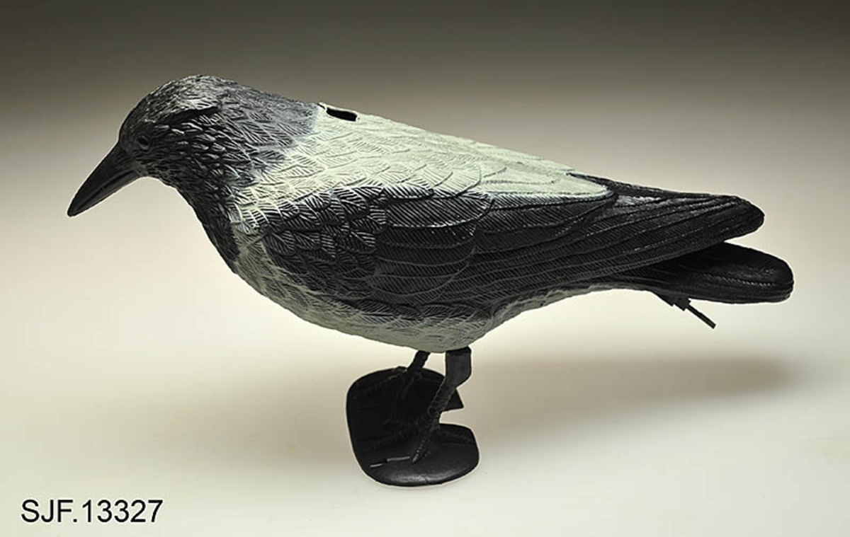 Bulvan, kunstig fugl satt opp for å lokke fugl til stedet der jegeren venter i bakhold. Oftest brukt om kunstige rovfugler som utløser aggressivitet hos den arten man jakter på, av og til også om kunstige fugler som er ment å lokke til seg fugler av samme art. Her er det sistnevnte funksjon som er aktuell. 


Denne bulvanen av kråke er støpt i plast, og den er påmalt kråkas farger.   Bulvanen er kjøpt inn til museet for å brukes i utstillingen Tråkk. 