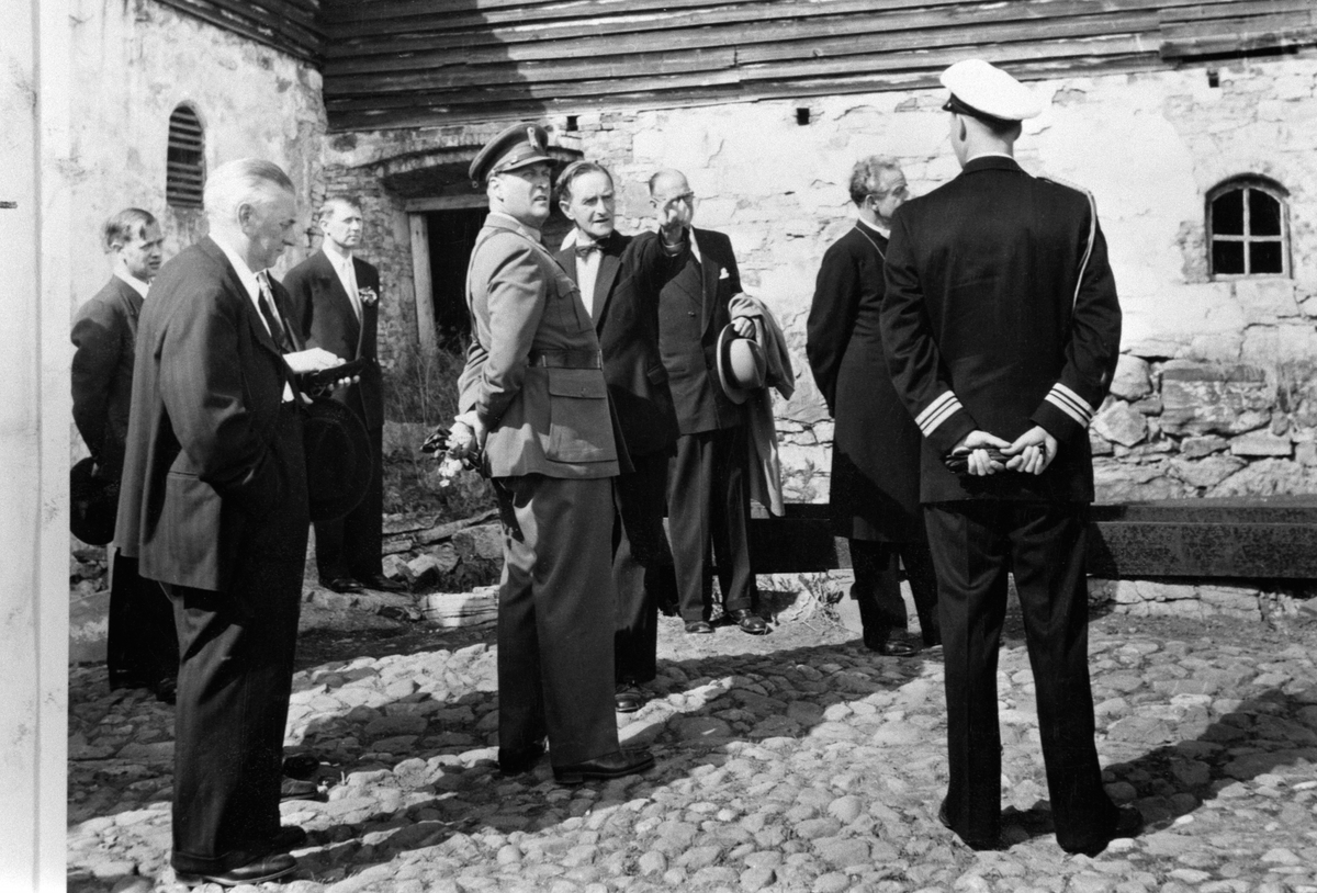 Hamar, Domkirkeodden, Hamardagen 1955, kronprins Olav æresgjest, omvisning i Hamarkaupangen av museumsbestyrer Toralv Bleken-Nilssen, rådmann Sigurd Pedersen, statsråd Bergersen, ordfører Erling Audensen, biskop Kristian Schjelderup, 