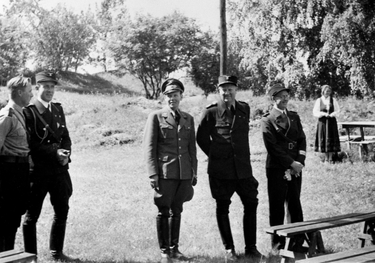 Hamar, NS-møte på Domkirkeodden, Hamar, fra venstre Hans Jacob Brun, Bertel Brun, kansellisjef Ørnulf Lundsgaard, Vidkun Quisling, Anton Brynhildsvold som fylkesfører i NS F04, Nasjonal samling, 
NS-stevne, I forbindelse med "Stevne og partiting for Oplandene" på Hamar feiret også NS-miljøet jonsok på Domkirkeodden.  Jonsokstevnet på Domkirkeodden i 1942 samlet 3000 tilskuerere 