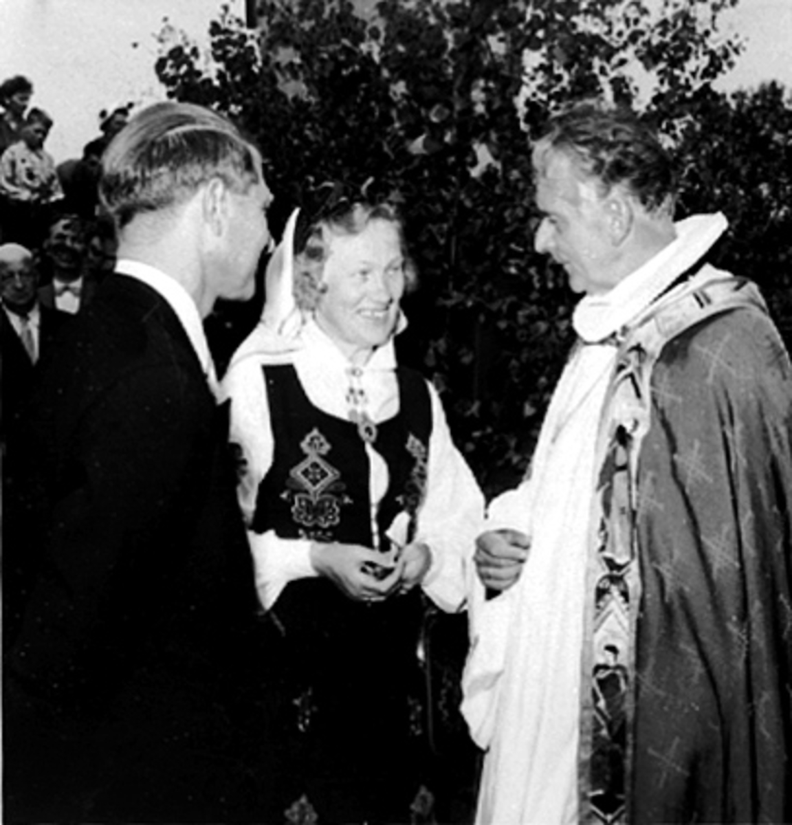 Hamar, Domkirkeodden, Hamardagen 1955, biskop Kristian Schjelderup i samtale med lektor Oddrun Kaarstad,

