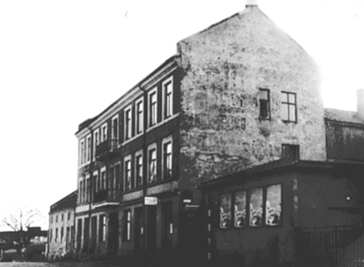 Hamar, Grønnegata 12, bygård, (i dag Grandsenteret) murgården ble oppført av Hans Christiansen Indahl i 1890, Indahls Frøforretning, (tidligere Stangevegen 2)