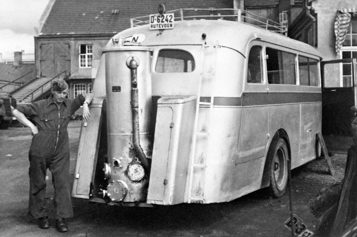Hamar, Østregate 32, Enggata 44, Oustads Mekaniske Verksted A/S, Bilverksted, bilforhandler, bakgården, buss, rutevogn me knott fyringskjele, Knottgenerator, eier av bussen1948 står Sverre Larsen, Rena, med en Chevrolet rutebil med registreringsnummer D-6242. Baklykta kan stemme med en førkrigs Chevrolet.