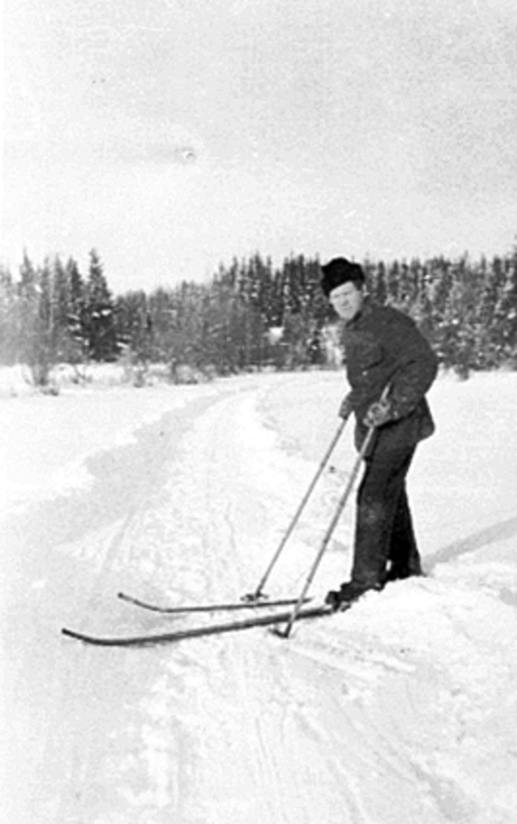 MANN PÅ SKITUR, H. KRISTIANSEN, VINTER