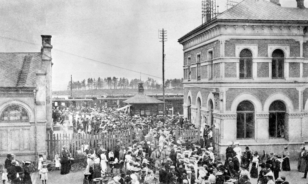 Hamar stasjon, Norsk Amerikanske studenter fra St. Olafs College på Norgebeskøk i 1906, de holdt konsert på Hamar,