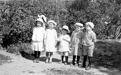 Barn, Strandgateparken, Hamar. F.v. Aase Christiansen, Ingeb