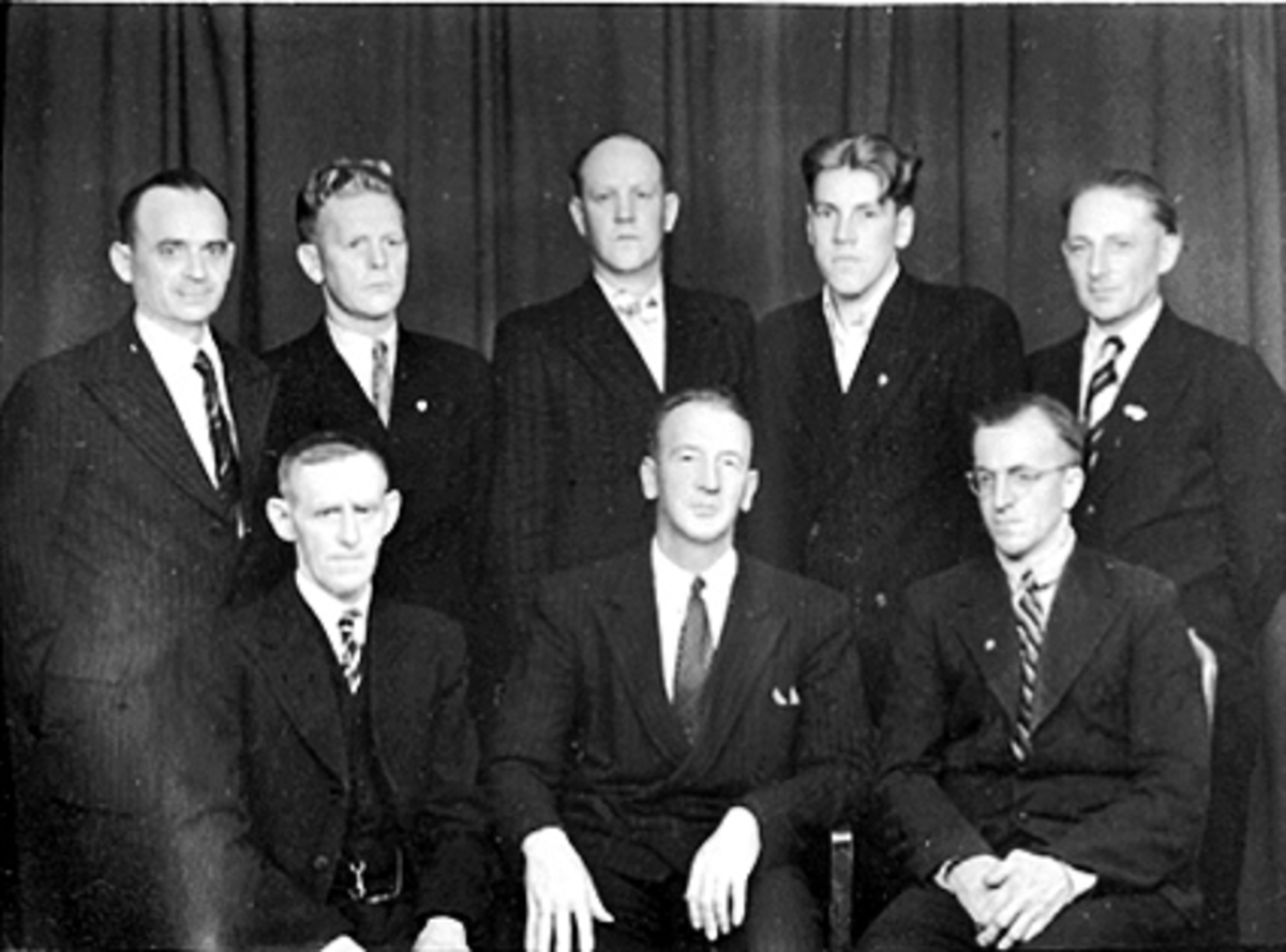 Hamar, gruppe 8 menn, Hamar og Omegn Bygningsarbeiderforening, styret, Fra venstre Martin Blystad, Arne Olsen, Johannes Vang, Eller Vangen, bak fra venstre Alfred Blystad, Knut Byvold, Peder Dalberg, Åsmund Olsen, Edvard Pedersen,